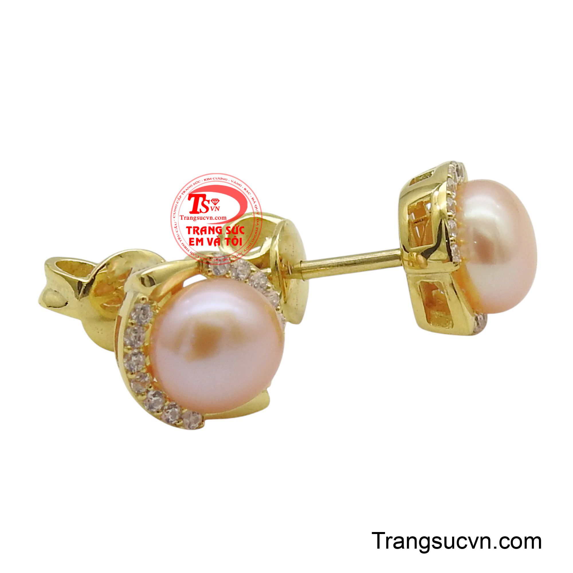 Viền ngoài của khung vàng được đính kết những viên đá nhỏ lấp lánh, tạo hiệu ứng hào quang rực rỡ, làm tăng thêm vẻ lộng lẫy cho viên ngọc trai trung tâm.