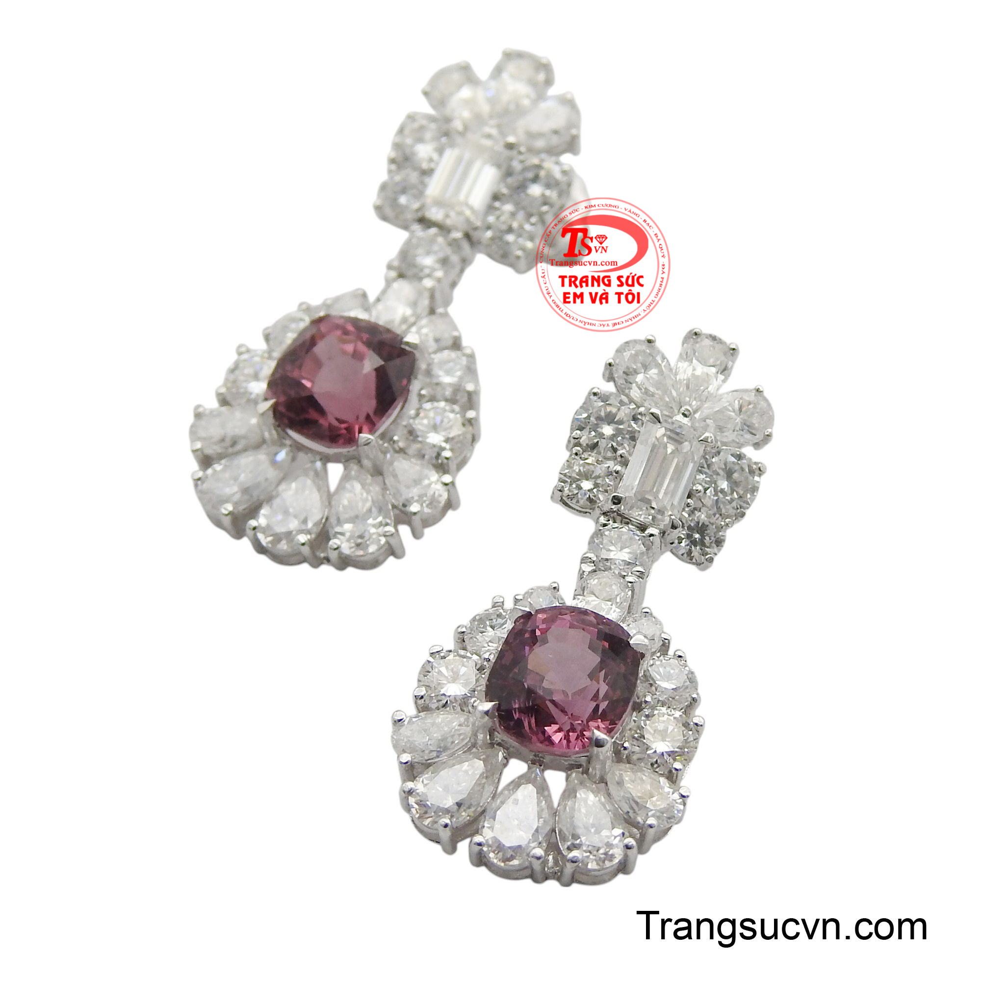 Mỗi chiếc hoa tai đều nổi bật với viên đá trung tâm màu hồng tím rực rỡ, được bao quanh bởi một vòng đá Moisanite trắng lấp lánh với nhiều hình dạng khác nhau, tạo nên hiệu ứng thị giác ấn tượng.