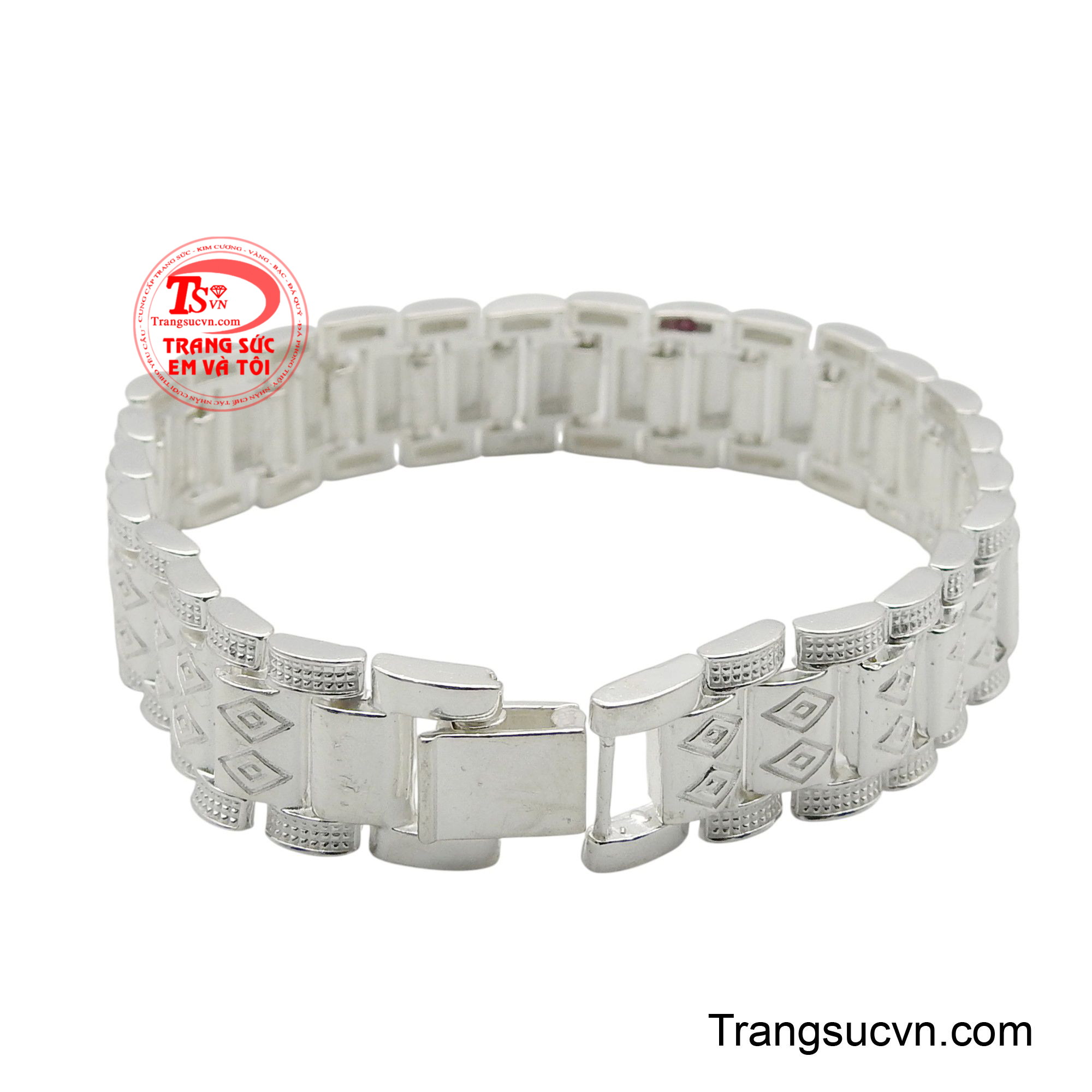 Bề mặt của mỗi mắt xích được chạm khắc tinh xảo với các họa tiết hình học, tạo điểm nhấn độc đáo và cá tính.
