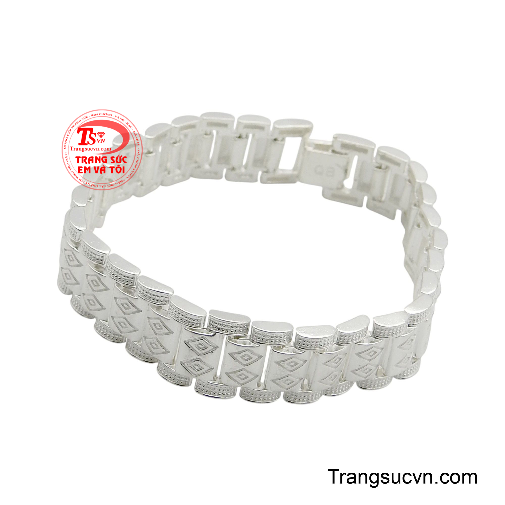 Chất liệu bạc sáng bóng không chỉ mang đến vẻ ngoài sang trọng mà còn thể hiện phong thái lịch lãm và đẳng cấp của người đàn ông hiện đại.