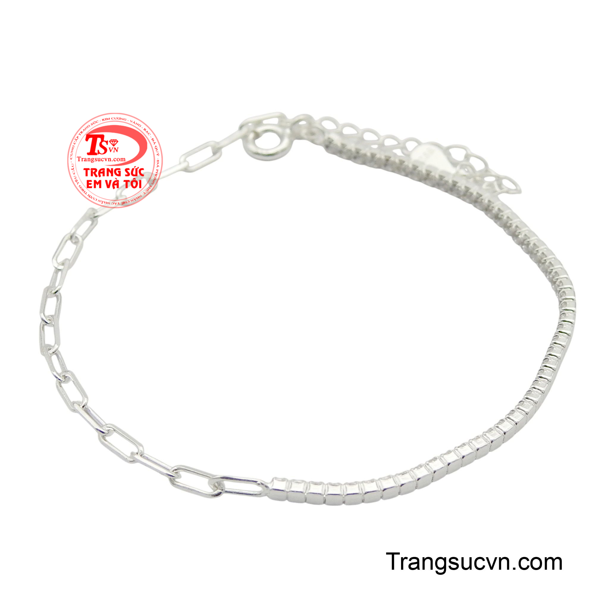Lắc tay bạc trẻ trung là sự kết hợp độc đáo giữa nét cá tính và sự thanh lịch, phù hợp với phong cách trẻ trung, năng động.