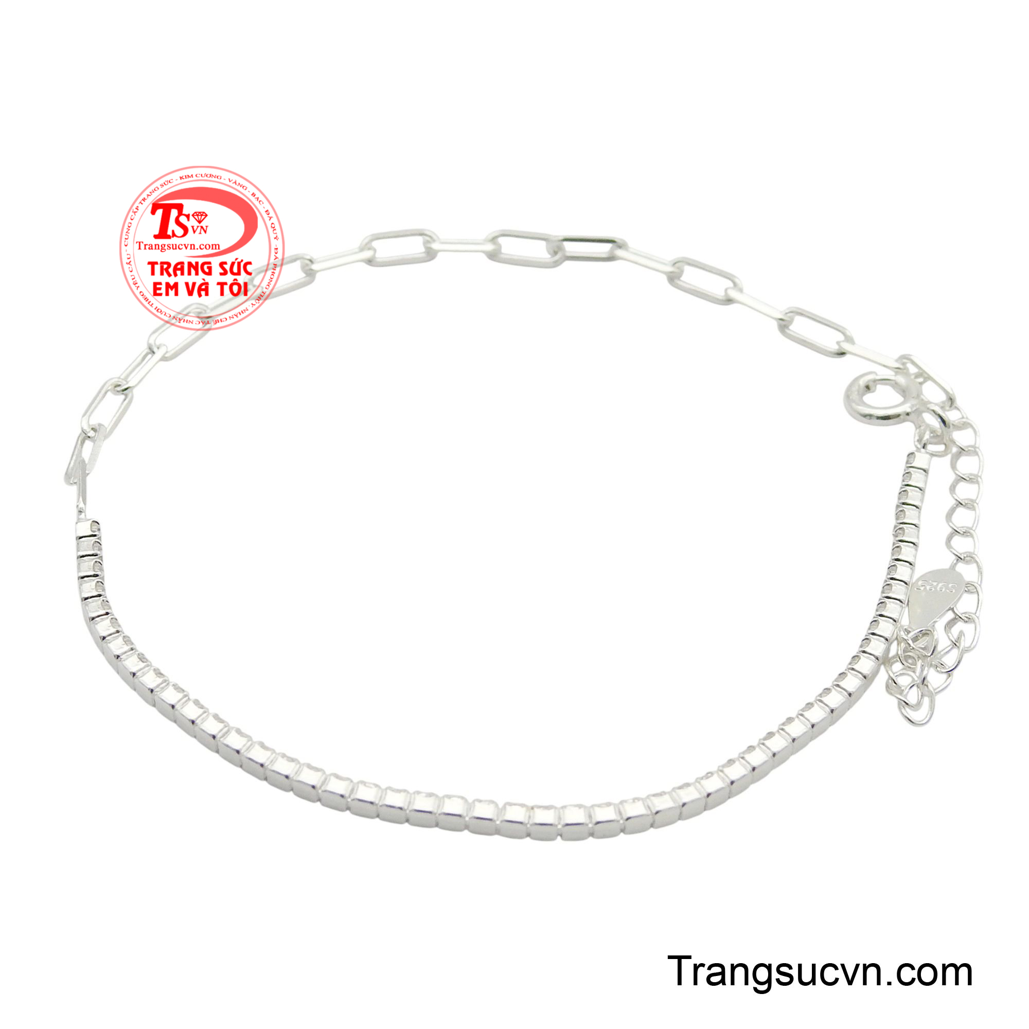 Thiết kế bao gồm hai phần dây khác biệt: một bên là chuỗi mắt xích lớn mạnh mẽ, và bên còn lại là chuỗi hạt vuông nhỏ được sắp xếp liền kề, tạo nên hiệu ứng thị giác ấn tượng.