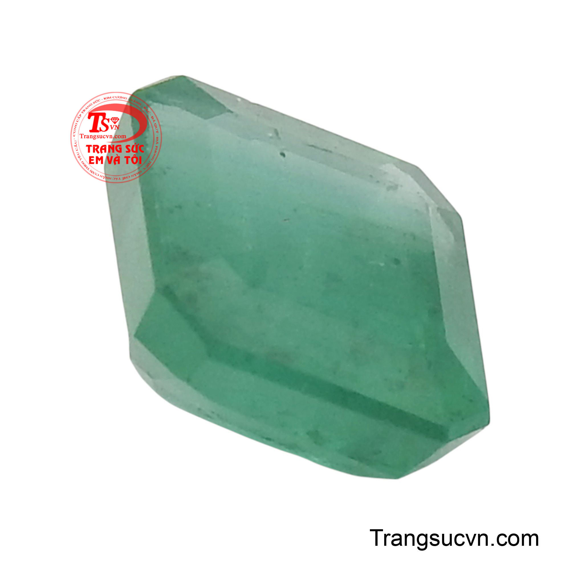 Ánh sáng nhẹ nhàng xuyên qua các mặt cắt tự nhiên, làm nổi bật lên độ trong suốt và sự sống động ẩn chứa bên trong.