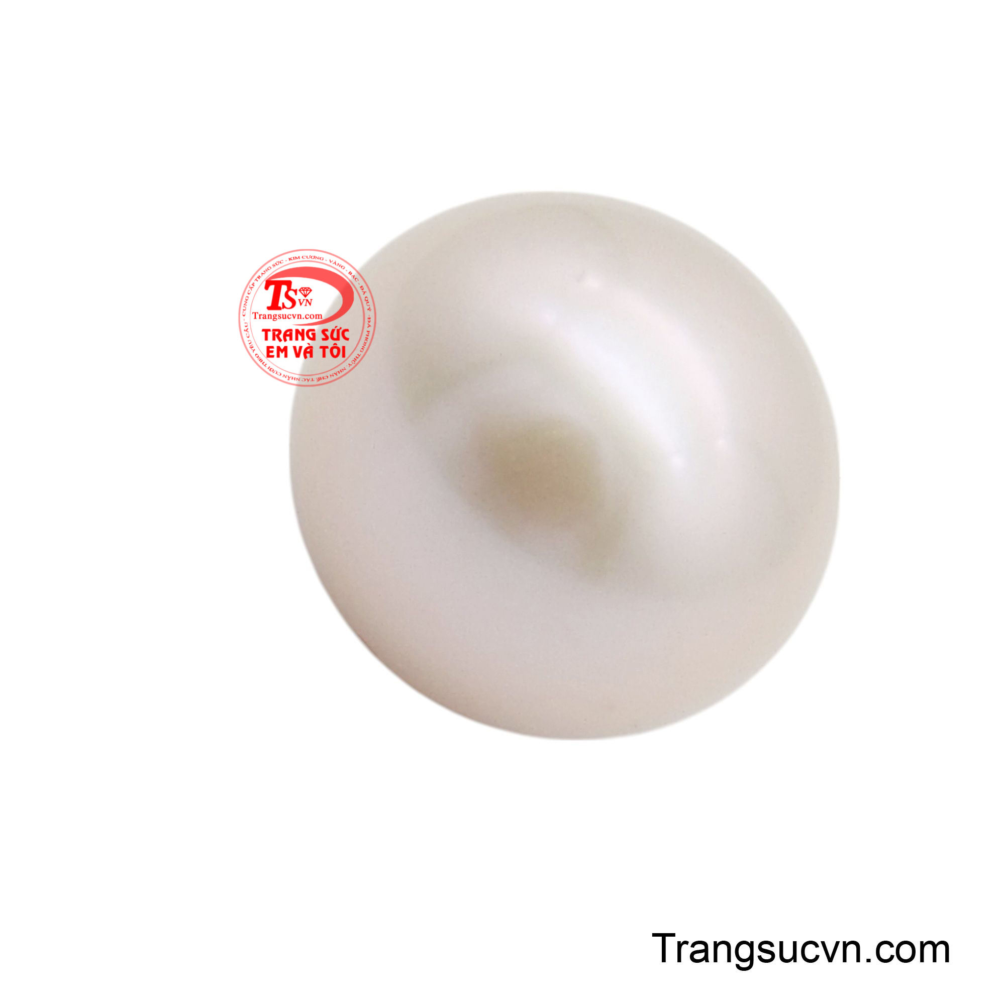 Sắc trắng thuần khiết của viên ngọc trai được tăng cường bởi những ánh ngũ sắc nhẹ nhàng, tạo nên chiều sâu và sự sống động.