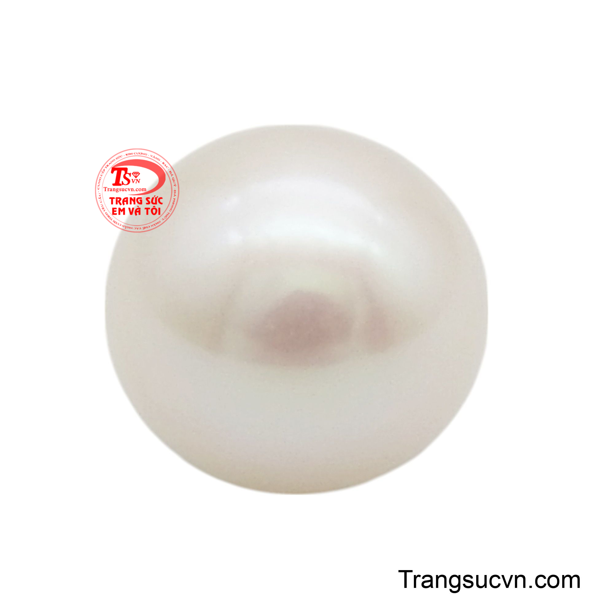 Ngọc trai nước mặn trắng nổi bật với sự hoàn hảo của hình dáng và bề mặt nhẵn mịn không tì vết.