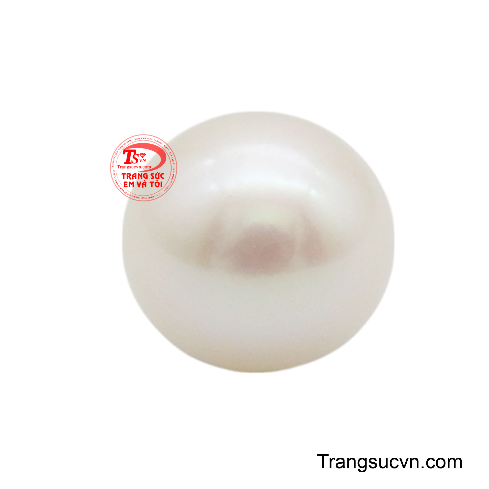 Sắc trắng tinh khiết của ngọc được tô điểm bởi ánh phản chiếu lung linh, tạo nên hiệu ứng ảo diệu dưới ánh sáng.