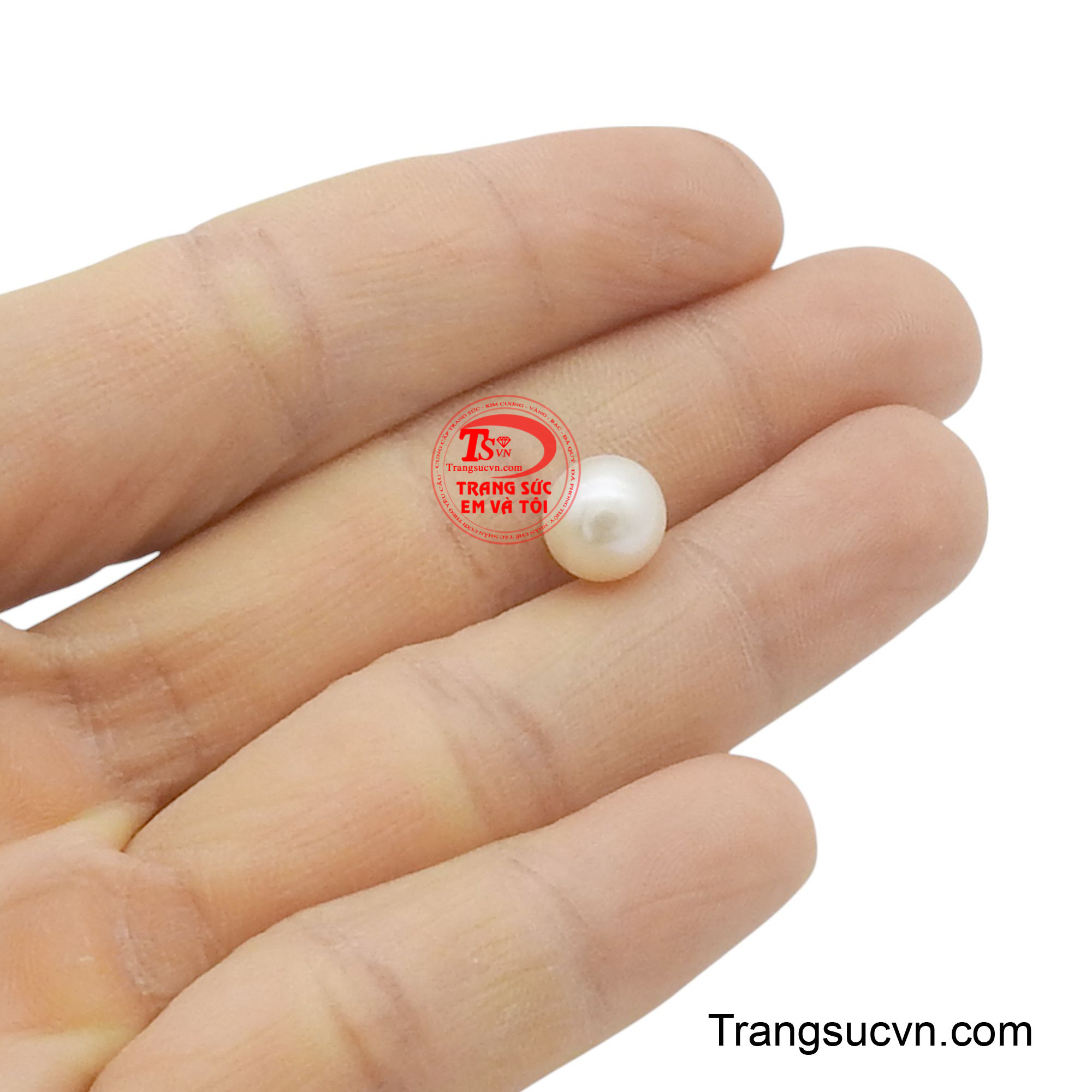 Đây là một viên ngọc quý, thể hiện sự đẳng cấp và vẻ đẹp vượt thời gian, thích hợp cho những thiết kế trang sức từ cổ điển đến hiện đại, mang đến sự rạng rỡ và thu hút ánh nhìn.