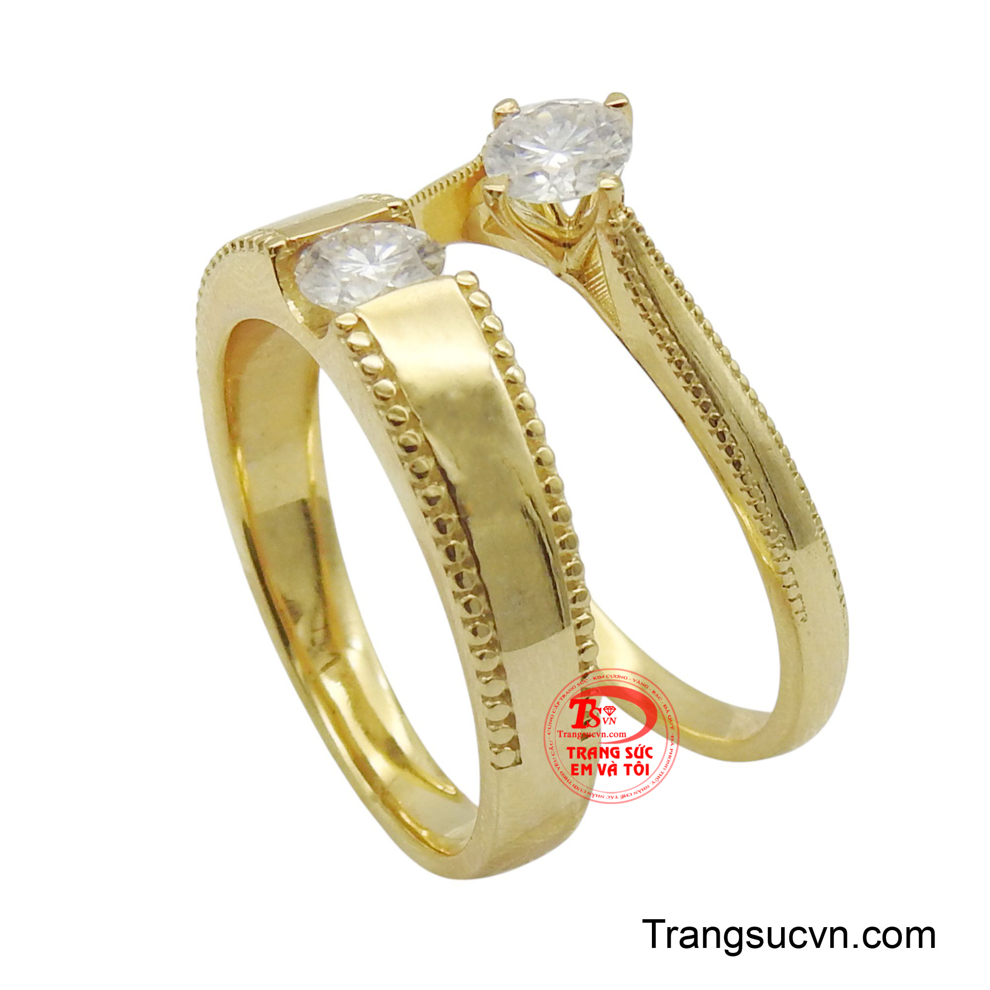 Sắc vàng lấp lánh của vàng 14K tượng trưng cho sự bền chặt, son sắt theo năm tháng, viên đá chủ Moisanite ở trung tâm là hiện thân của những giá trị quý giá nhất: tình yêu chân thành, lòng chung thủy và niềm tin mãnh liệt vào một tương lai hạnh phúc.