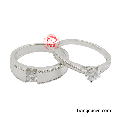 Nhẫn cưới vàng trắng 14K gắn đá là biểu tượng hoàn hảo cho tình yêu vĩnh cửu và sự gắn kết bền chặt.