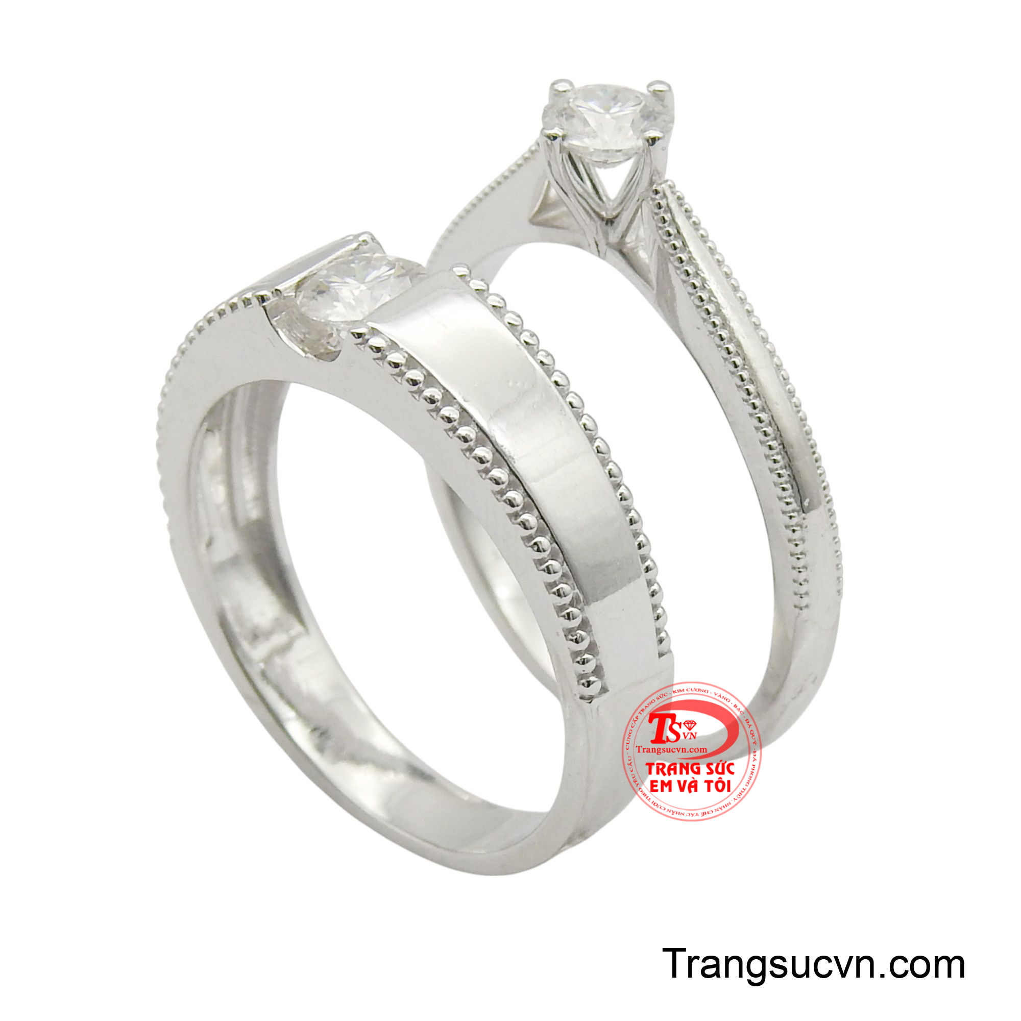 Trong khi đó, chiếc nhẫn nam lại toát lên vẻ mạnh mẽ với thiết kế bản rộng hơn, viên đá được đặt gọn gàng trong một rãnh ngang, điểm xuyết bởi những đường viền tinh xảo ở hai bên, tạo nên sự hài hòa và sang trọng.