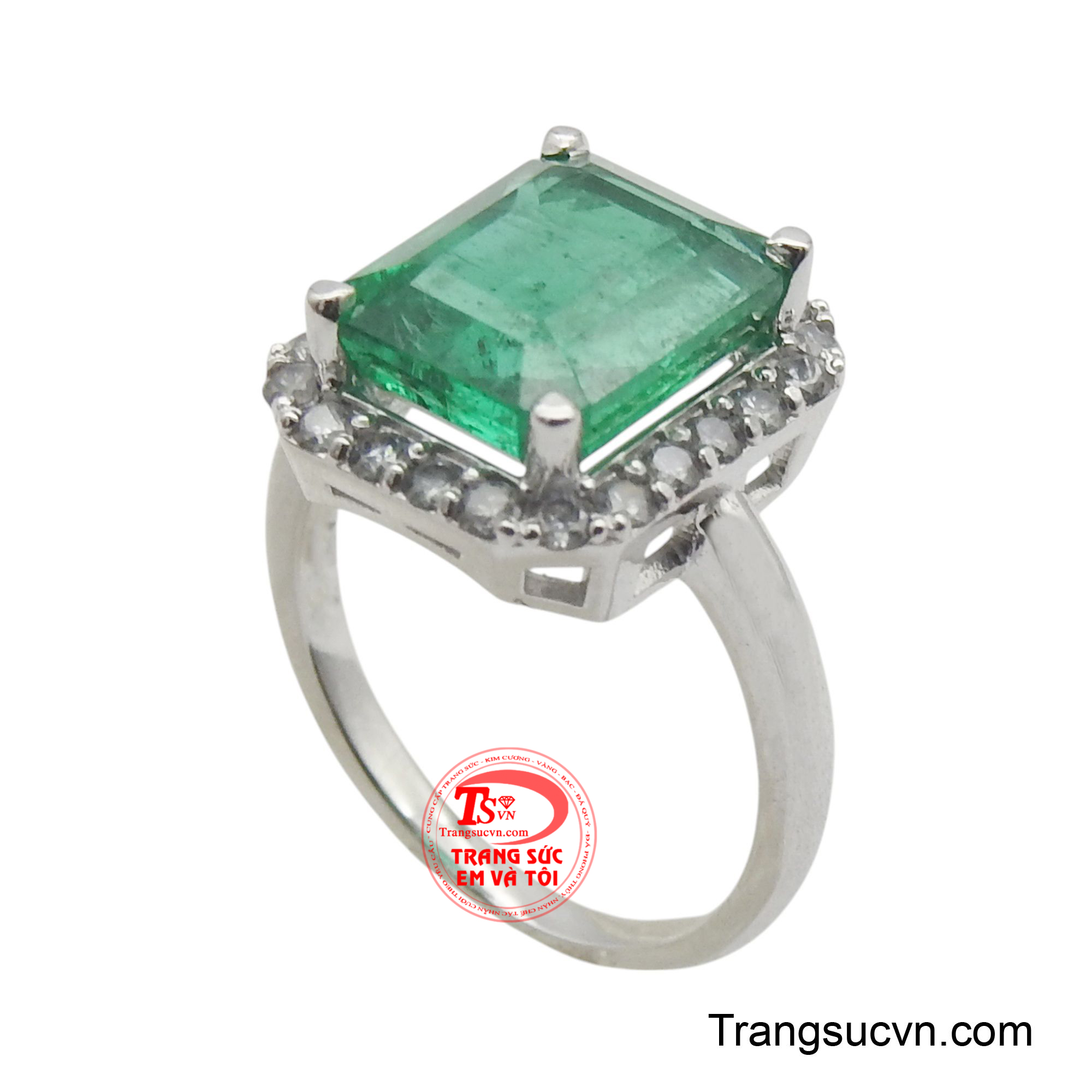 Nhẫn Emerald gắn kim cương là một tác phẩm trang sức đầy mê hoặc, nổi bật với viên đá Emerald hình chữ nhật được cắt tinh xảo, tỏa ra sắc xanh lục bảo rực rỡ và lôi cuốn.