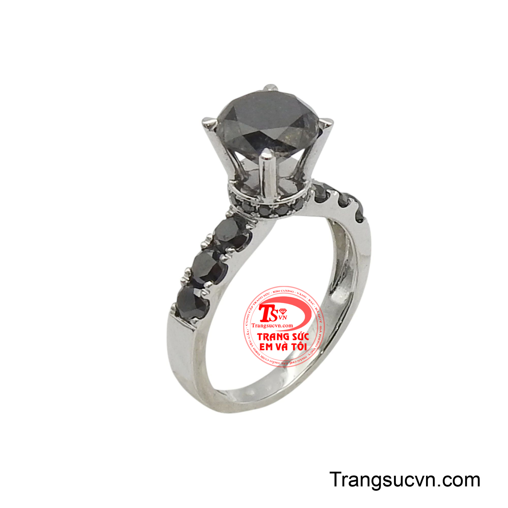 Viên kim cương đen huyền bí lấp lánh ở trung tâm, được nâng đỡ bởi bốn chấu vàng trắng 14K, tạo nên một điểm nhấn đầy quyền lực.