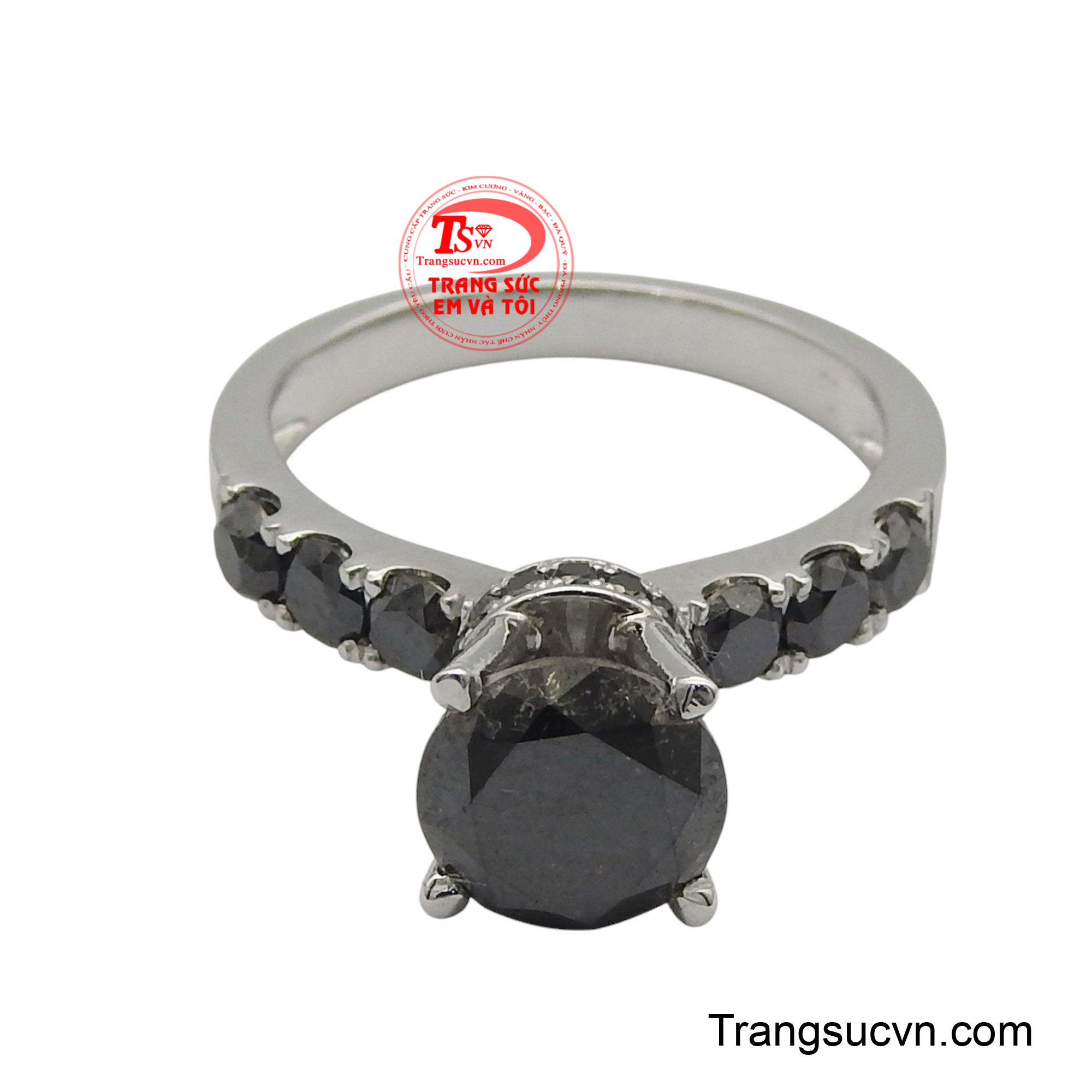 Dải nhẫn bằng vàng trắng được nạm thêm những viên kim cương đen nhỏ hơn chạy dọc theo hai bên, tăng thêm vẻ lộng lẫy và tinh tế.