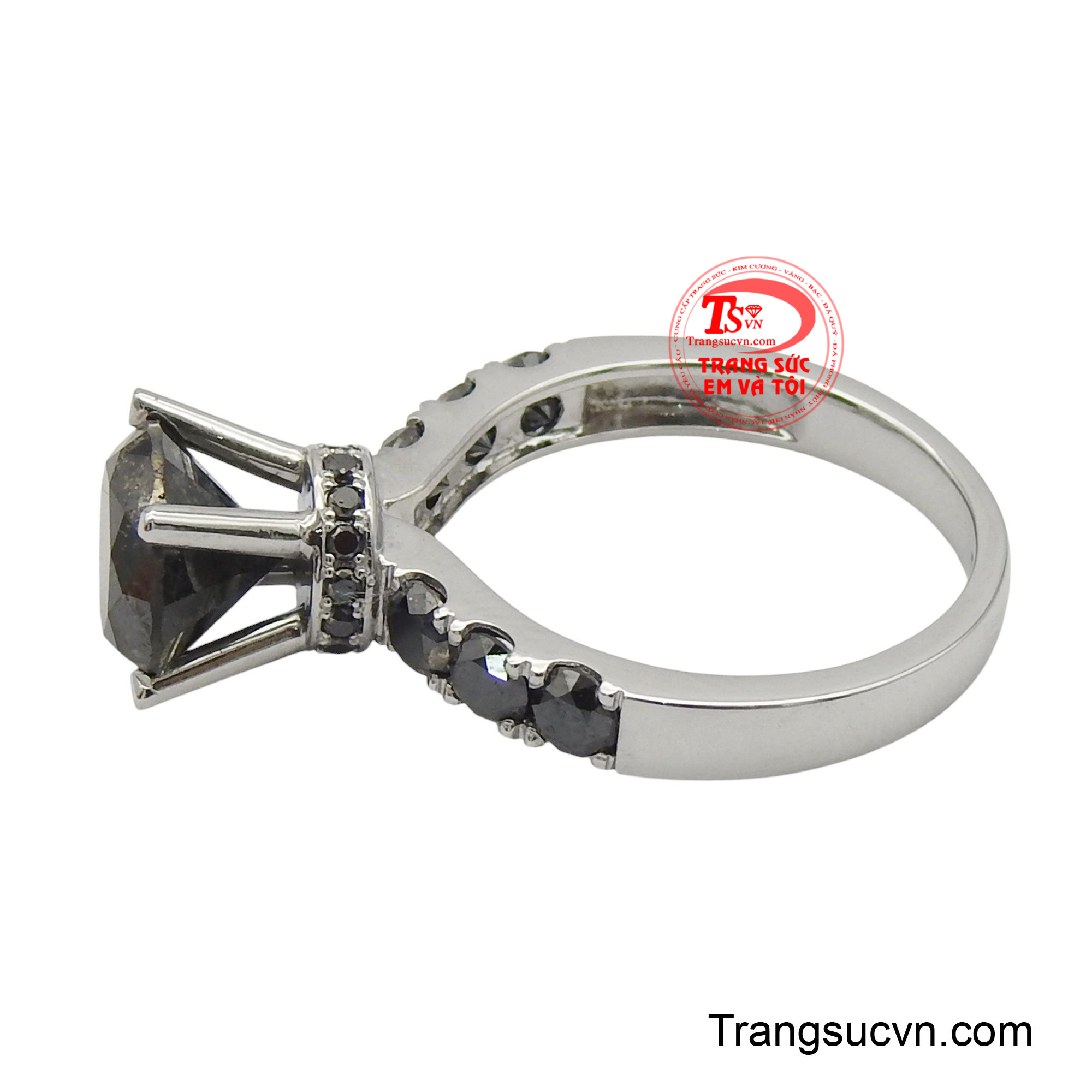 Thiết kế này không chỉ tôn vinh vẻ đẹp độc đáo của kim cương đen mà còn thể hiện sự mạnh mẽ, cá tính và một chút gì đó huyền bí, thu hút mọi ánh nhìn.