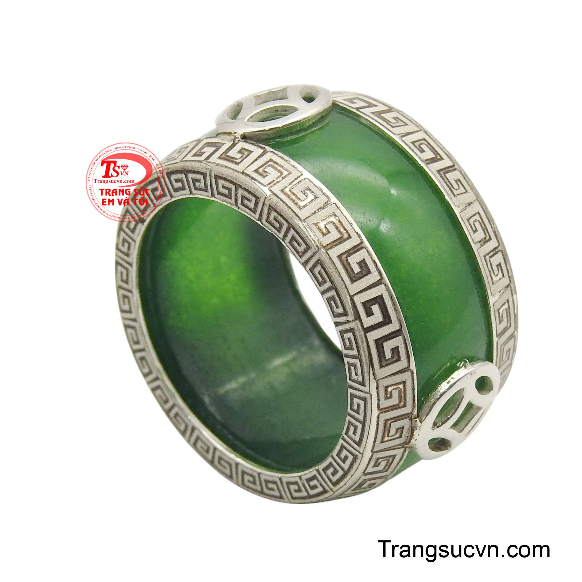 Chiếc nhẫn được làm từ một khối đá màu xanh ngọc bích trơn bóng, mang vẻ đẹp cổ điển và sang trọng.