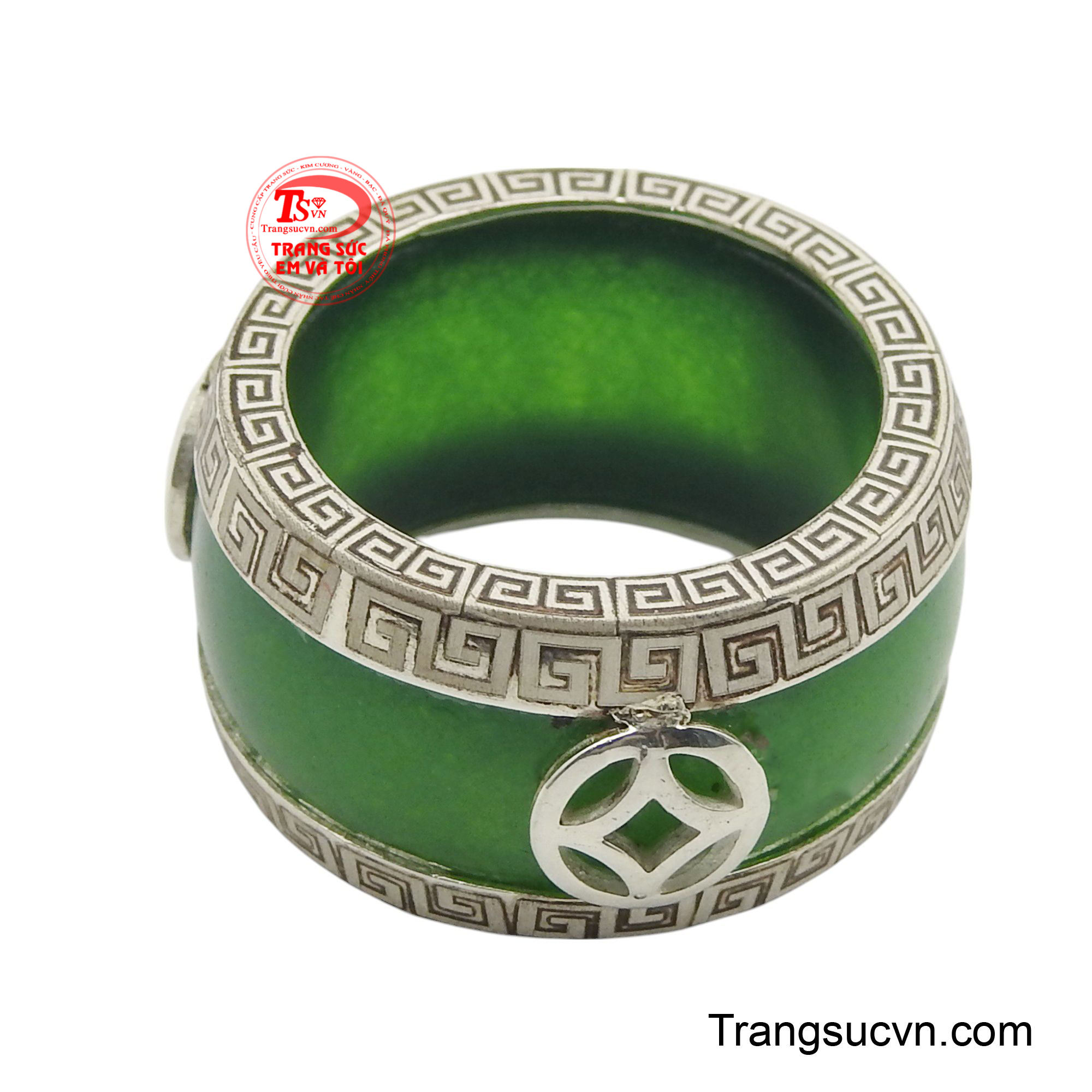 Đặc biệt, hai chi tiết hình đồng xu được lồng ghép ở hai đầu nhẫn không chỉ làm tăng tính thẩm mỹ mà còn mang ý nghĩa về tài lộc và may mắn.
