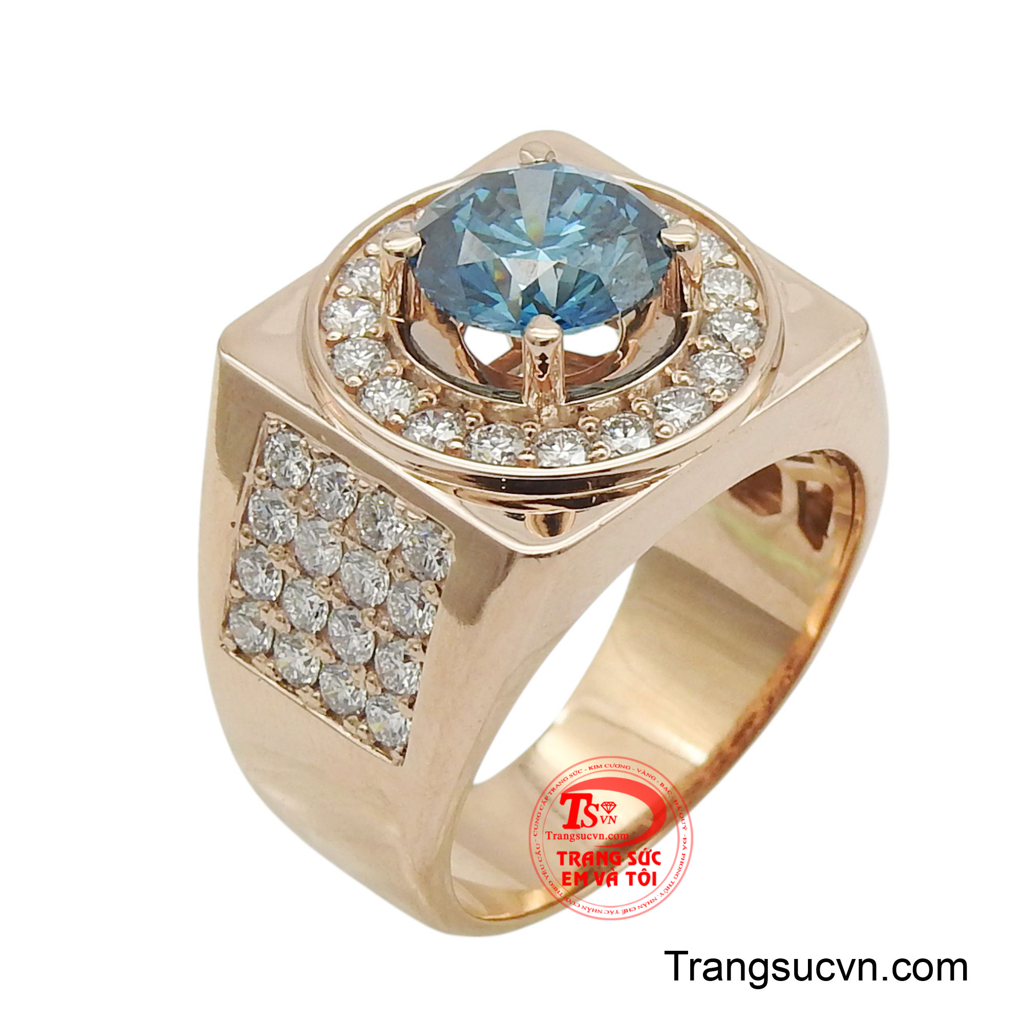 Viên kim cương xanh gợi lên hình ảnh đại dương và bầu trời, tượng trưng cho sự sâu lắng và bình yên, giúp người đeo có tâm hồn thanh thản, tỉnh táo.