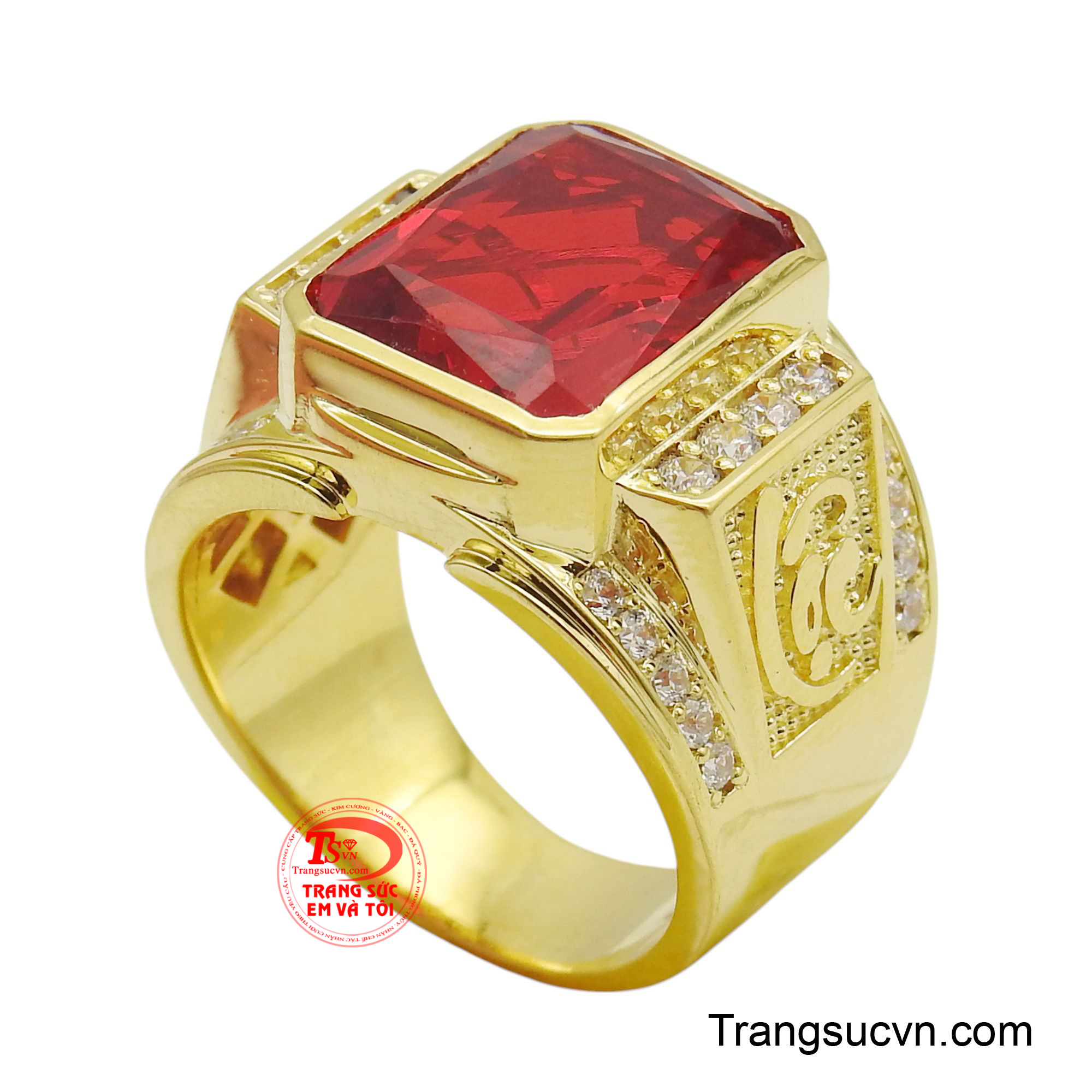 Nổi bật giữa trung tâm là viên đá nhân tạo màu đỏ rực rỡ, được cắt giác vuông vắn đầy mạnh mẽ, thu hút mọi ánh nhìn.
