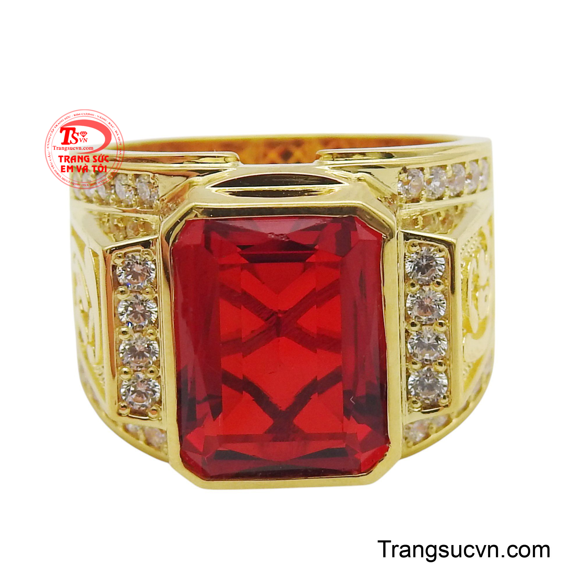 Phần thân nhẫn được chế tác tinh xảo từ vàng 18K sáng bóng, với những đường nét chạm khắc họa tiết độc đáo, mang đậm dấu ấn cá nhân.