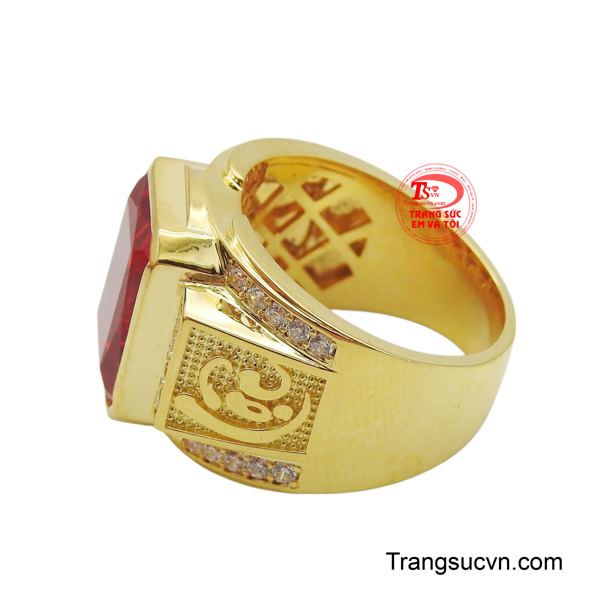 Đặc biệt, hai bên đai nhẫn được điểm xuyết thêm những viên đá nhỏ lấp lánh, tạo nên hiệu ứng ánh sáng bắt mắt và tăng thêm vẻ sang trọng, đẳng cấp.