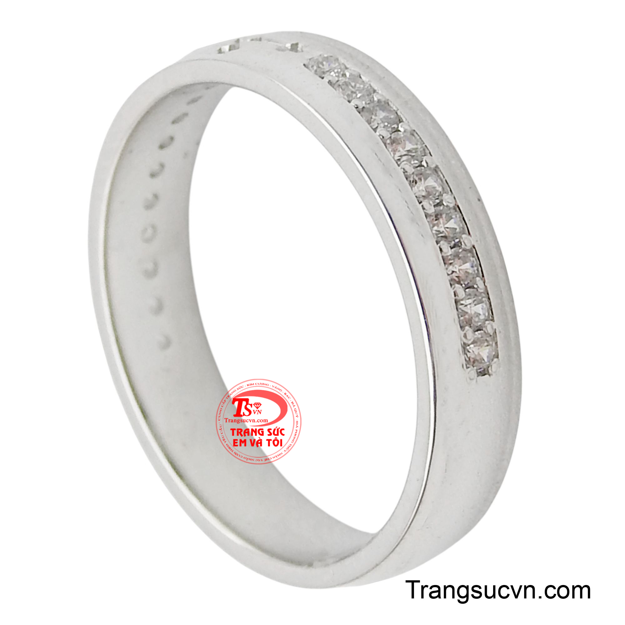 Với thiết kế thanh lịch, nhẫn được làm từ vàng trắng sáng bóng, tượng trưng cho sự thuần khiết và vĩnh cửu của tình yêu Chúa.