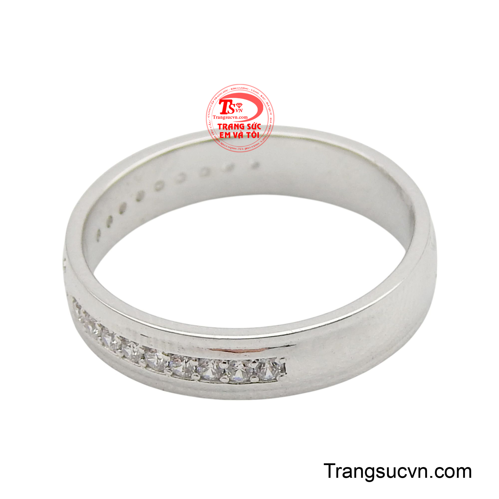 Điểm nhấn là một chiếc thánh giá nhỏ ở giữa và những viên đá nhỏ li ti sáng lấp lánh xung quanh, gợi nhắc về ánh sáng soi đường.