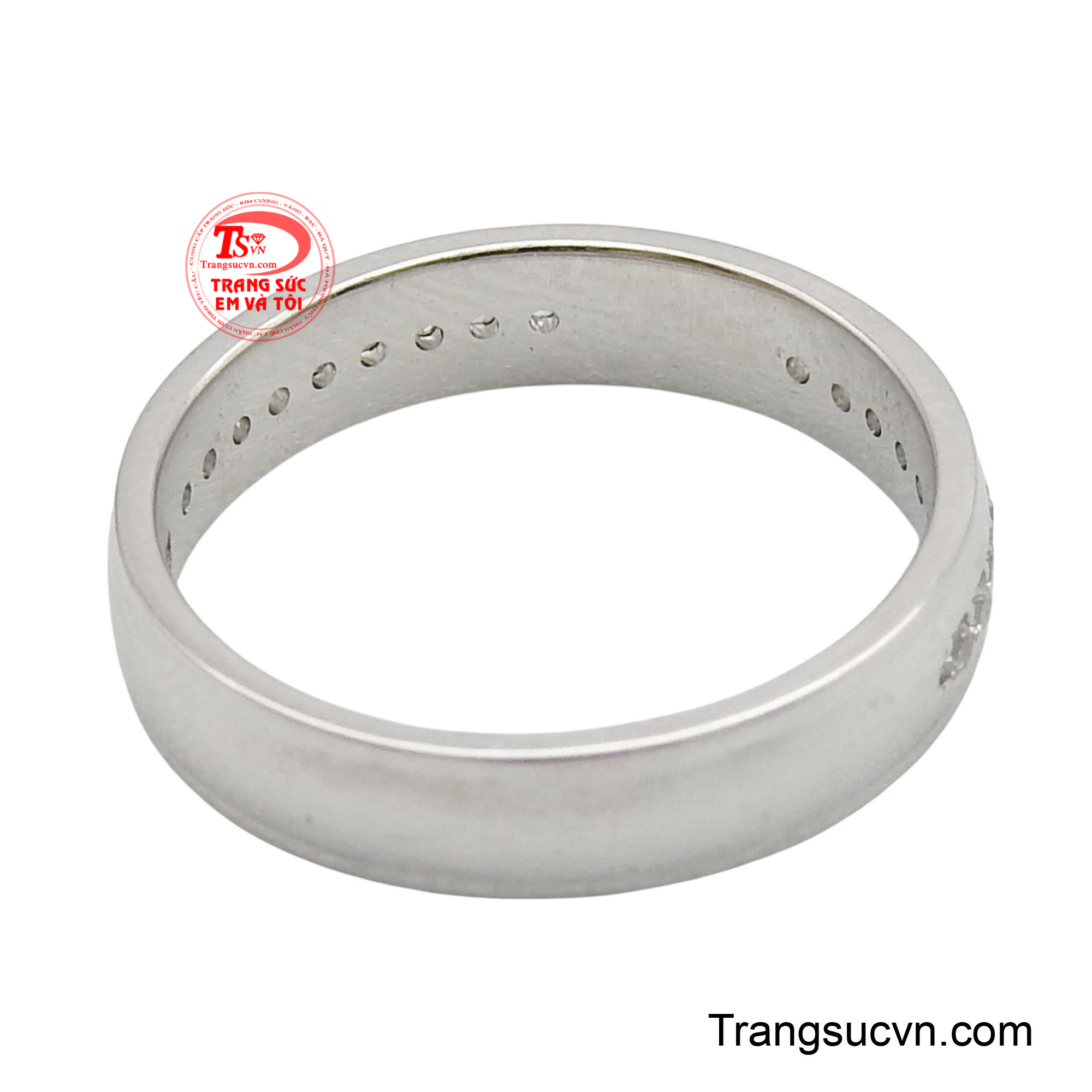 Chiếc nhẫn không chỉ là một món trang sức làm đẹp mà còn là vật phẩm thiêng liêng, mang theo lời cầu nguyện và niềm hy vọng.