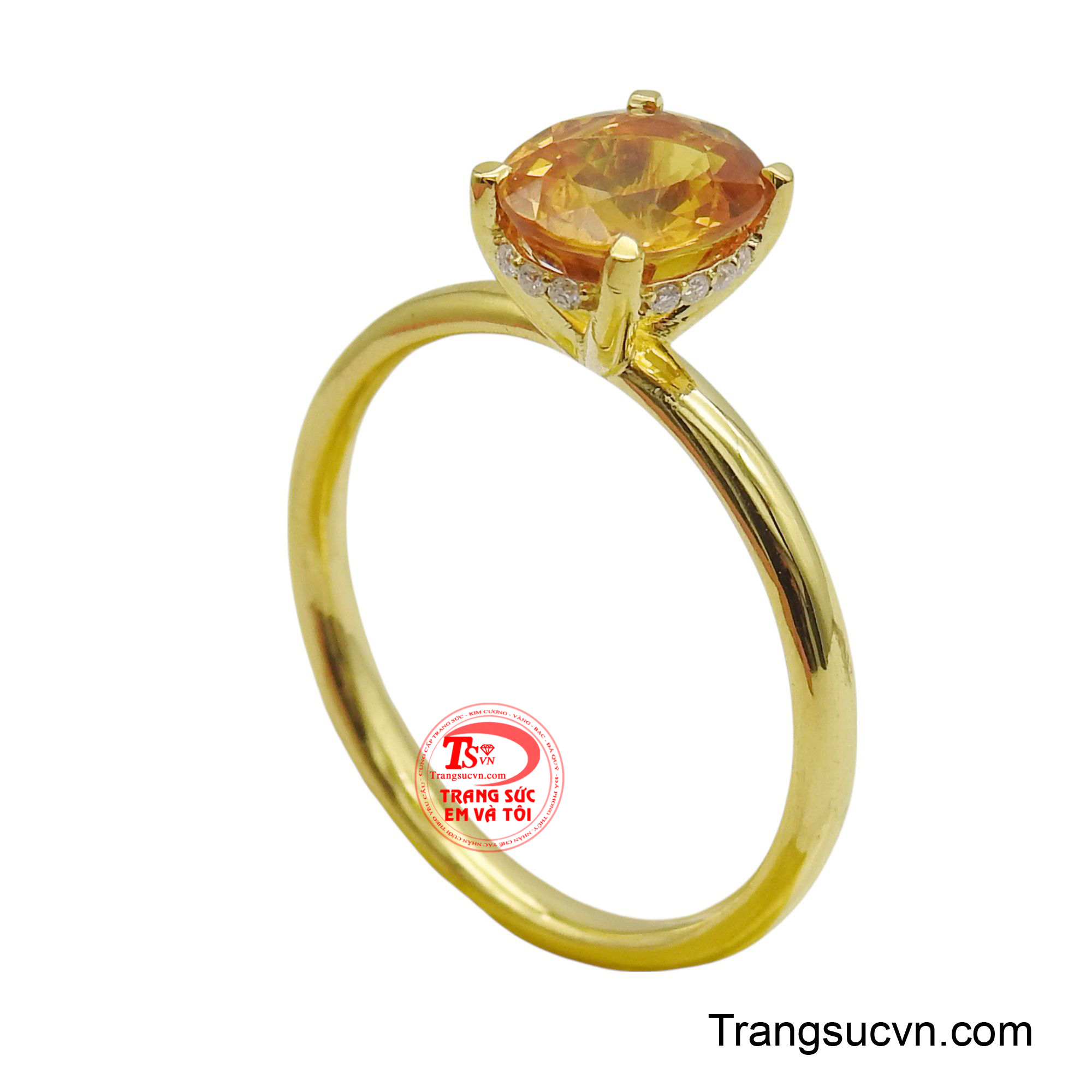 Nổi bật ở trung tâm là viên Sapphire vàng lấp lánh, được cắt giác bầu dục tinh xảo, tỏa ra ánh kim rực rỡ như nắng hạ.