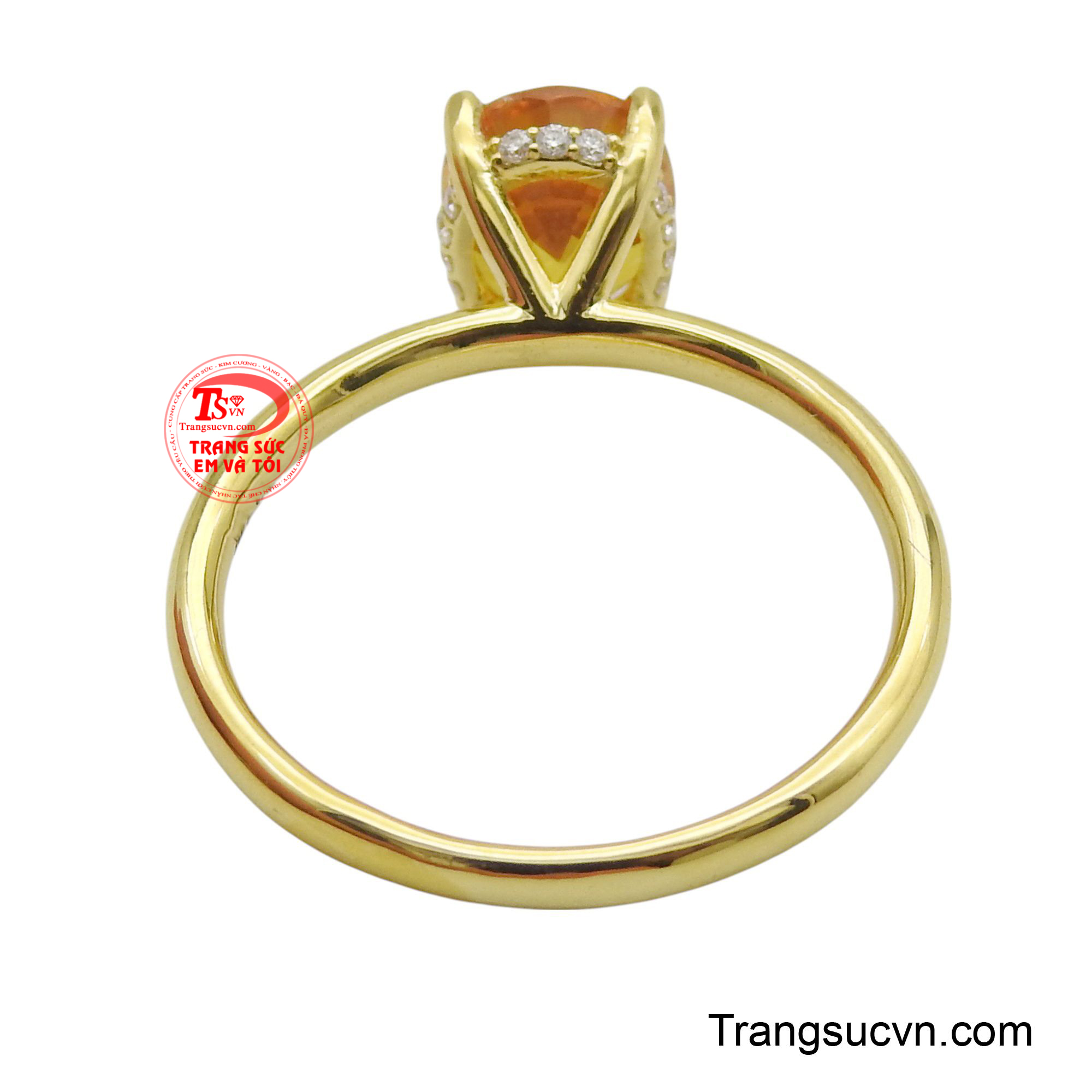 Với thiết kế đơn giản nhưng không kém phần sang trọng, chiếc nhẫn này là lựa chọn lý tưởng cho những quý cô yêu thích sự tinh tế và mong muốn sở hữu một món trang sức mang ý nghĩa về sự thịnh vượng, may mắn.