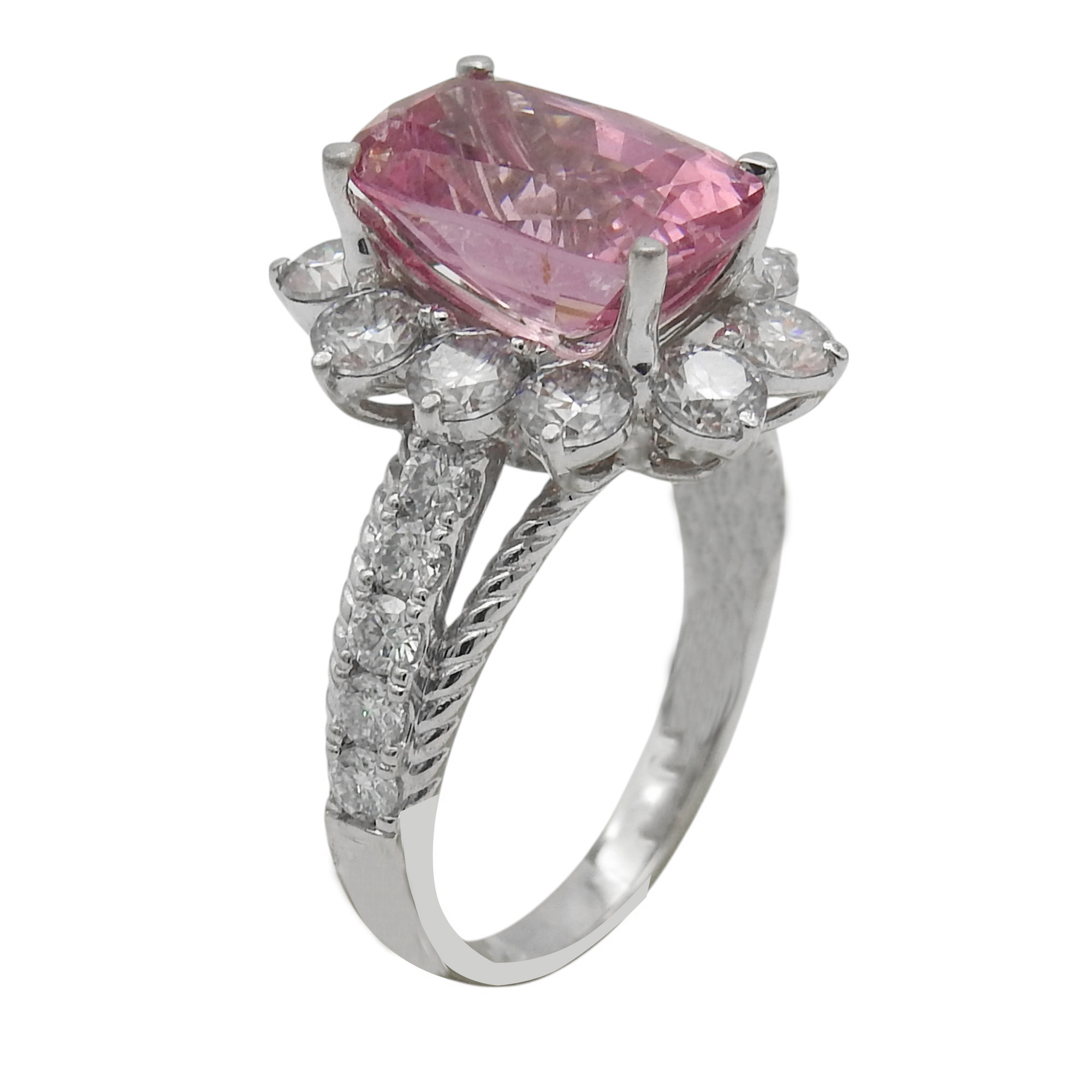 Xung quanh viên Spinel chủ, những viên CZ nhỏ hơn được sắp xếp khéo léo, tạo thành một vầng hào quang lấp lánh như sương mai, ôm trọn và tôn vinh sắc hồng quyến rũ.
