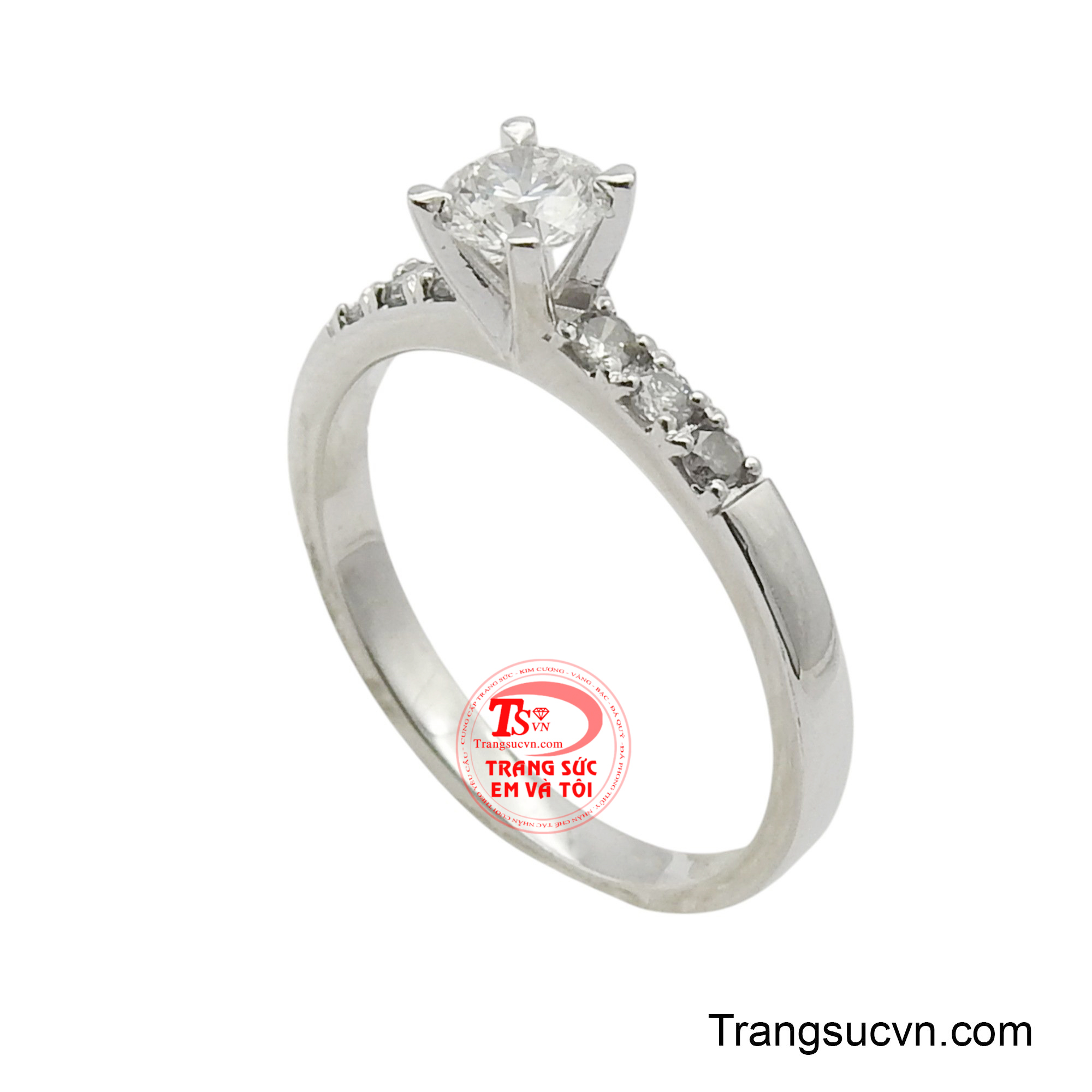 Chiếc nhẫn được thiết kế bởi viên đá chủ là viên kim cương sáng lấp lánh, được cắt gọt hoàn hảo, như một giọt sương mai đọng lại trên ngón tay, tỏa sáng rực rỡ dưới mọi góc độ.