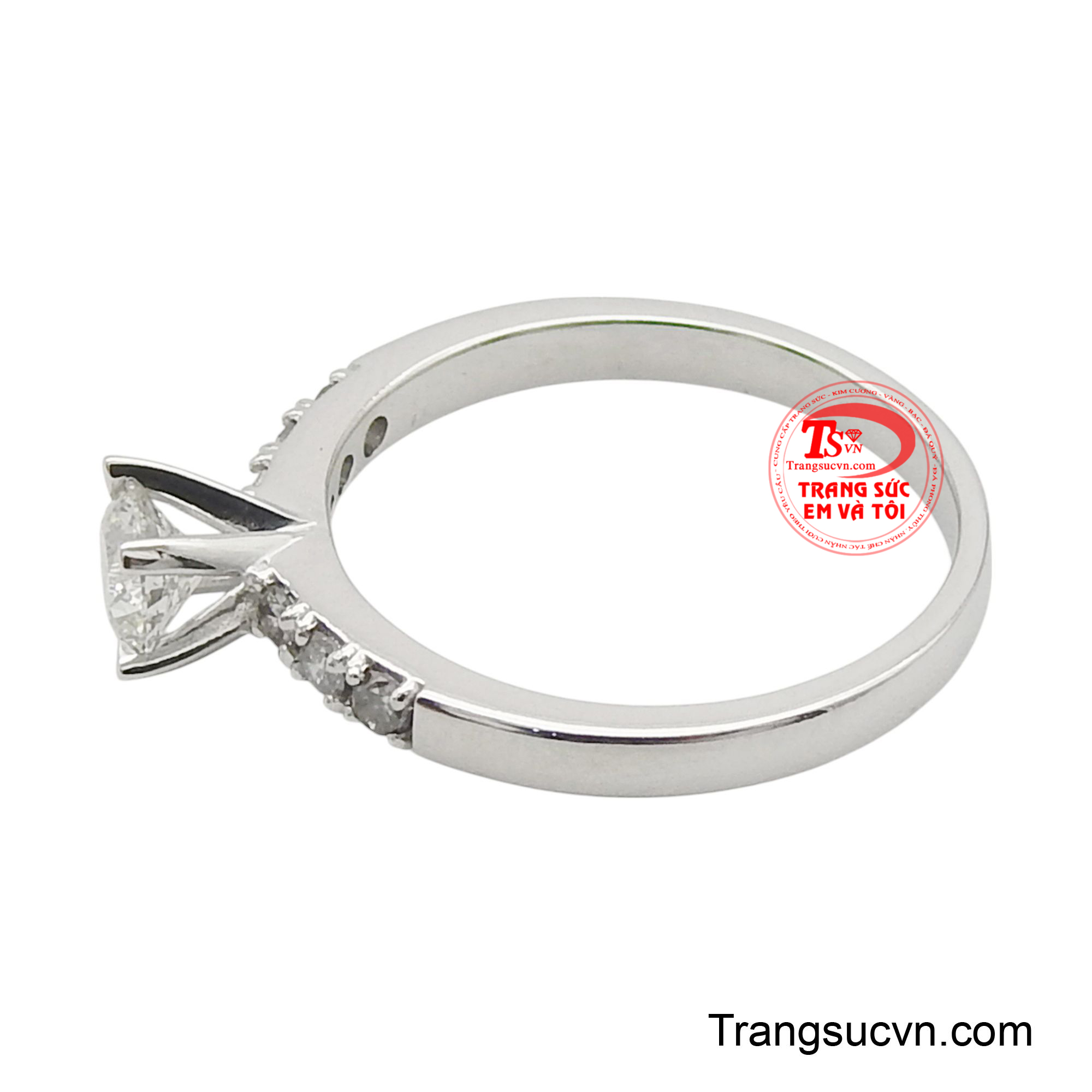 Vàng trắng sáng bóng làm nền, tôn vinh vẻ đẹp tinh khôi của kim cương, biến chiếc nhẫn này thành một biểu tượng của tình yêu vĩnh cửu và phong cách đẳng cấp, hoàn hảo cho mọi quý cô.