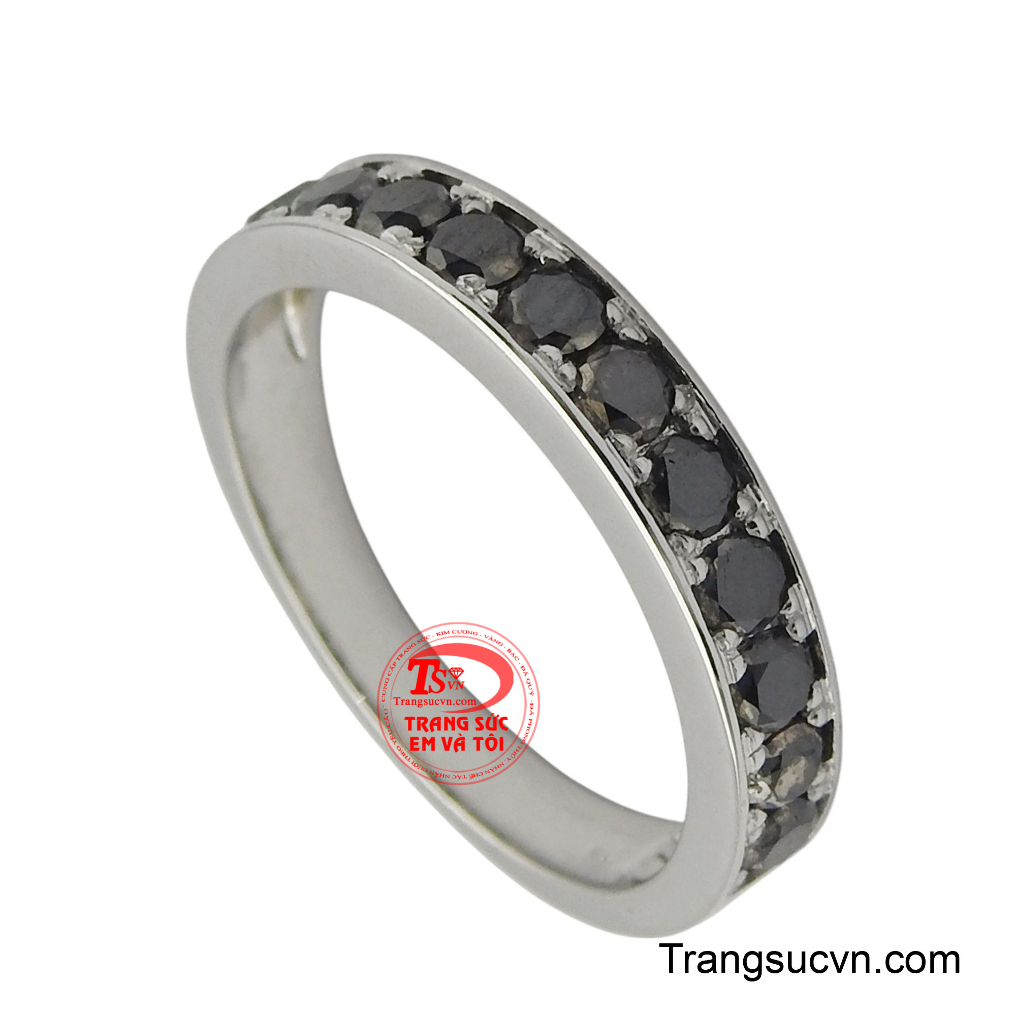 Dải nhẫn được nạm hoàn toàn bằng những viên kim cương đen lấp lánh, tạo nên một vòng tròn không điểm kết thúc, tượng trưng cho tình yêu và sự gắn kết bất tận.