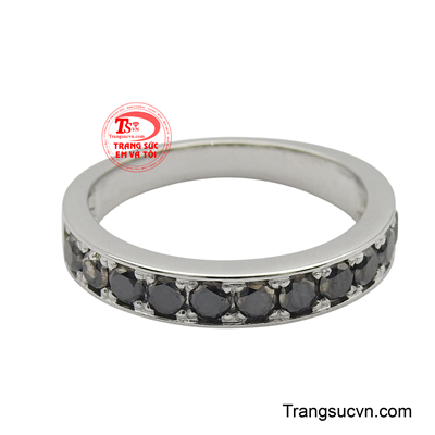 Mỗi viên kim cương đen được cắt gọt tỉ mỉ, phản chiếu ánh sáng một cách tinh tế, mang lại vẻ đẹp sang trọng nhưng không kém phần mạnh mẽ.