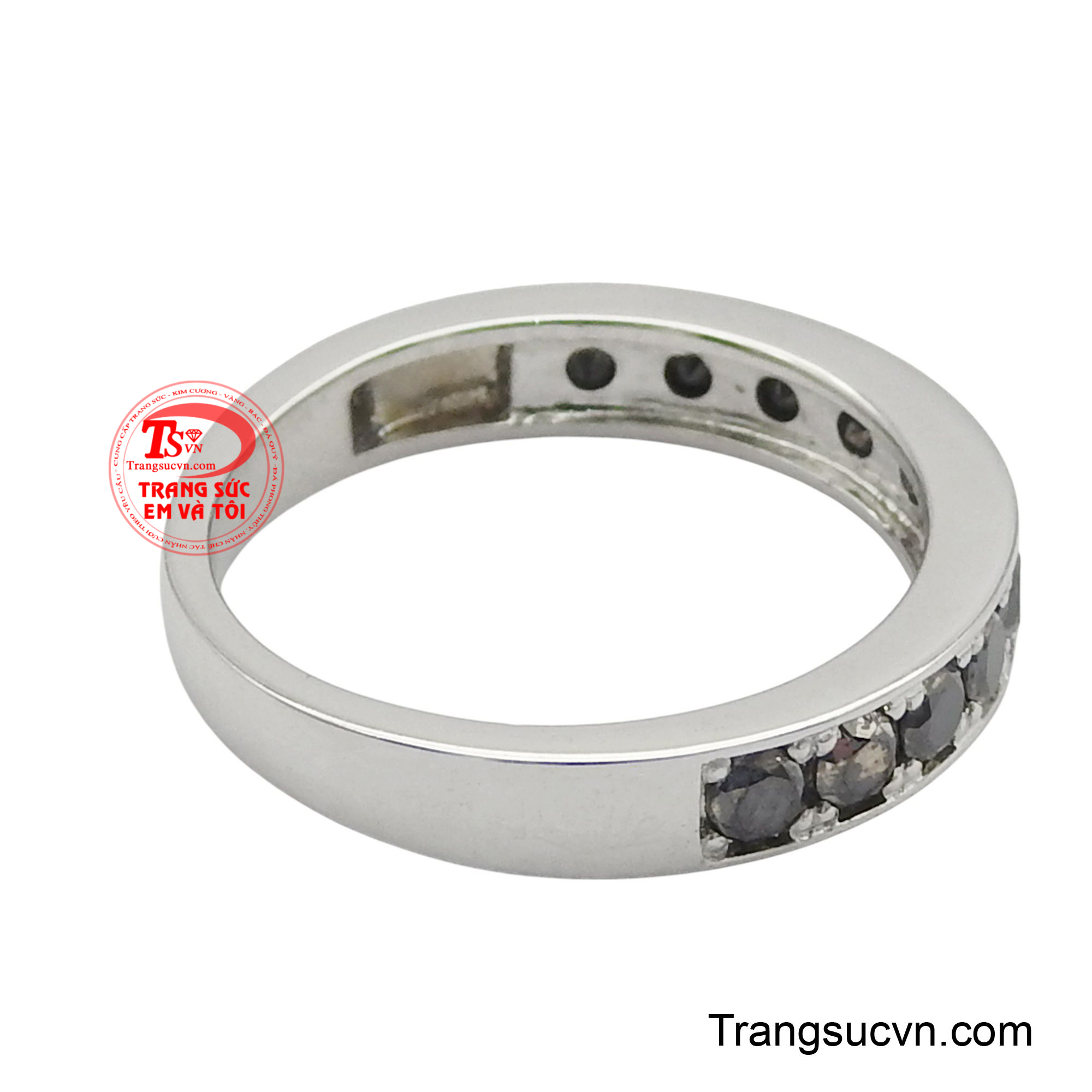 Đây là lựa chọn hoàn hảo cho những ai yêu thích sự thanh lịch, độc đáo và muốn thể hiện cá tính riêng biệt.
