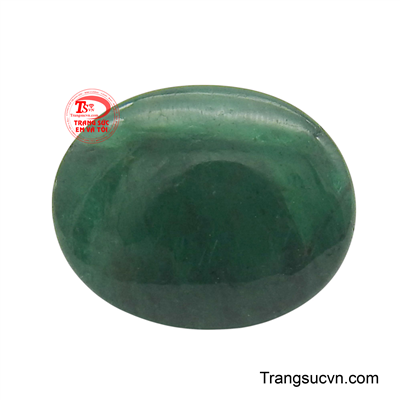 Viên Emerald chất lượng tỏa sắc xanh lục đậm đà, mang đến cảm giác bình yên và gần gũi với thiên nhiên.