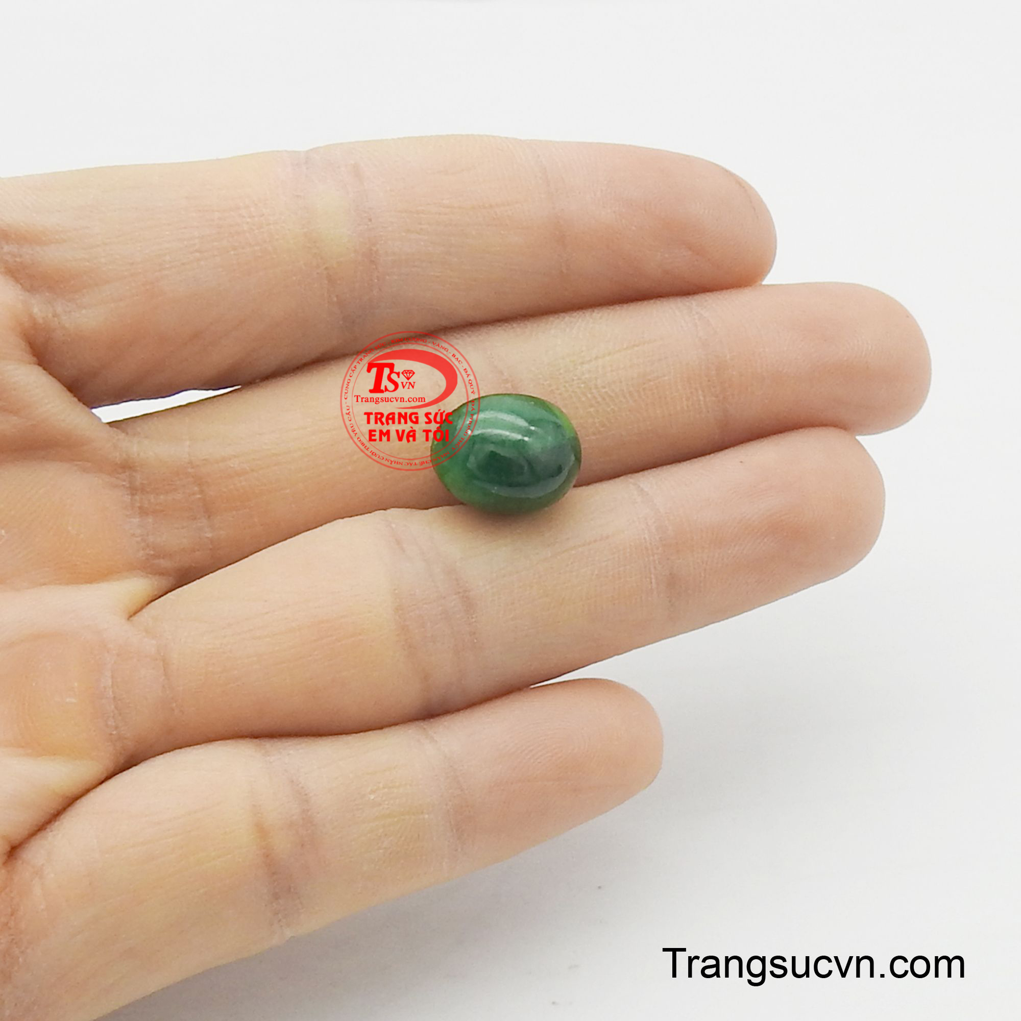 Viên đá Emeral này được dùng để gắn lên mặt nhẫn hoặc vòng đeo tay.
