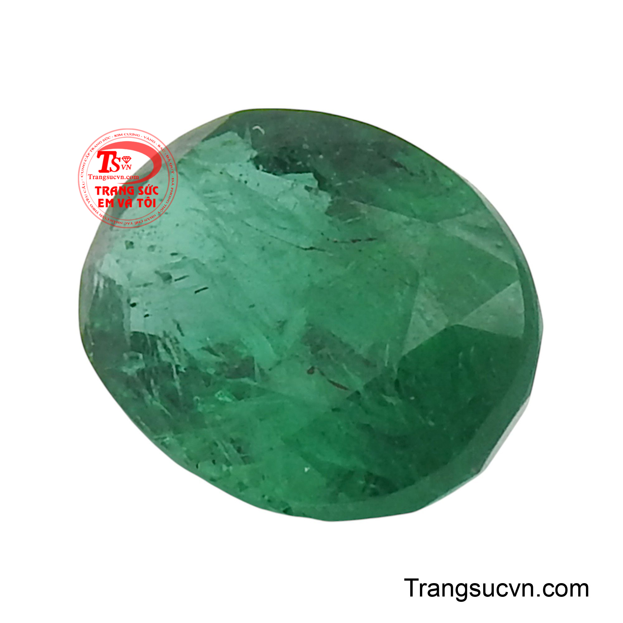 Dạng oval của viên đá cùng với các mặt cắt tinh xảo tạo nên sự khúc xạ ánh sáng mềm mại, làm nổi bật lên độ trong suốt và vẻ đẹp nguyên bản của nó.