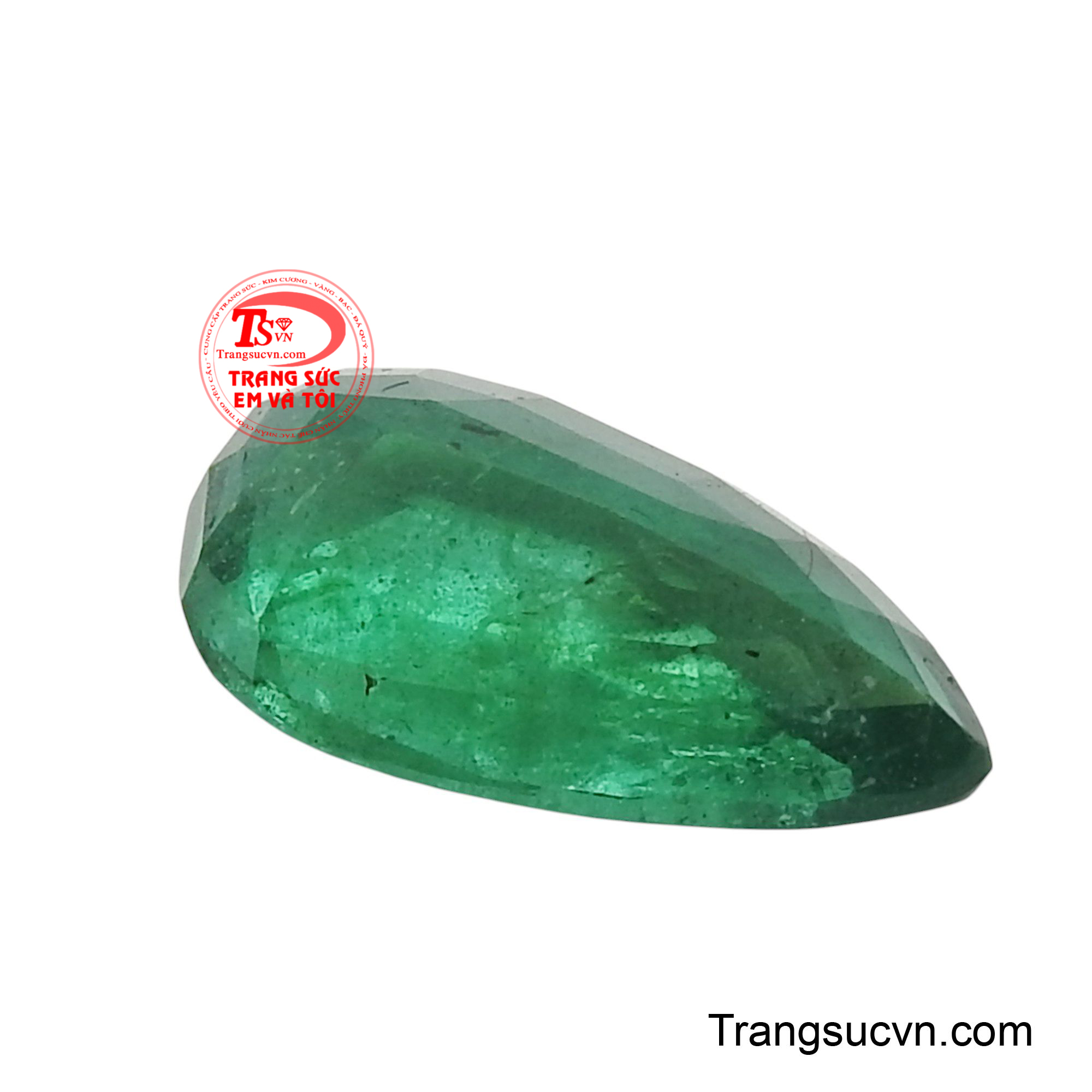 Giác cắt giọt lệ mềm mại không chỉ tối ưu hóa ánh sáng xuyên qua viên đá mà còn tạo cảm giác uyển chuyển, tinh tế.