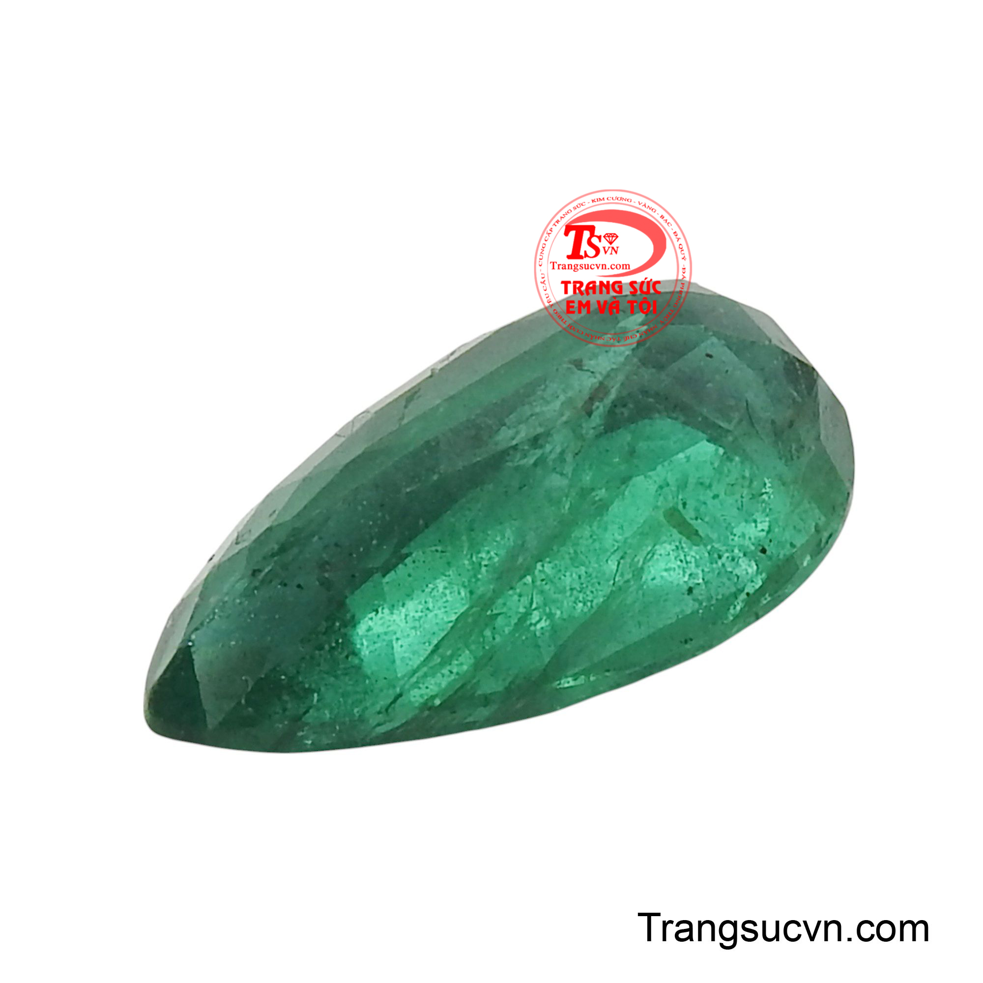Viên ngọc như một viên pha lê chứa đựng linh hồn của khu rừng, phản chiếu sự tươi mới và sức sống mãnh liệt.