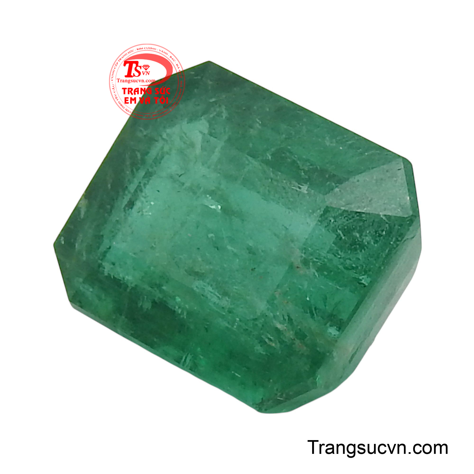 Với hình dáng độc đáo và sắc xanh lục đậm đà, viên đá mang trong mình những câu chuyện của hàng triệu năm kiến tạo địa chất.