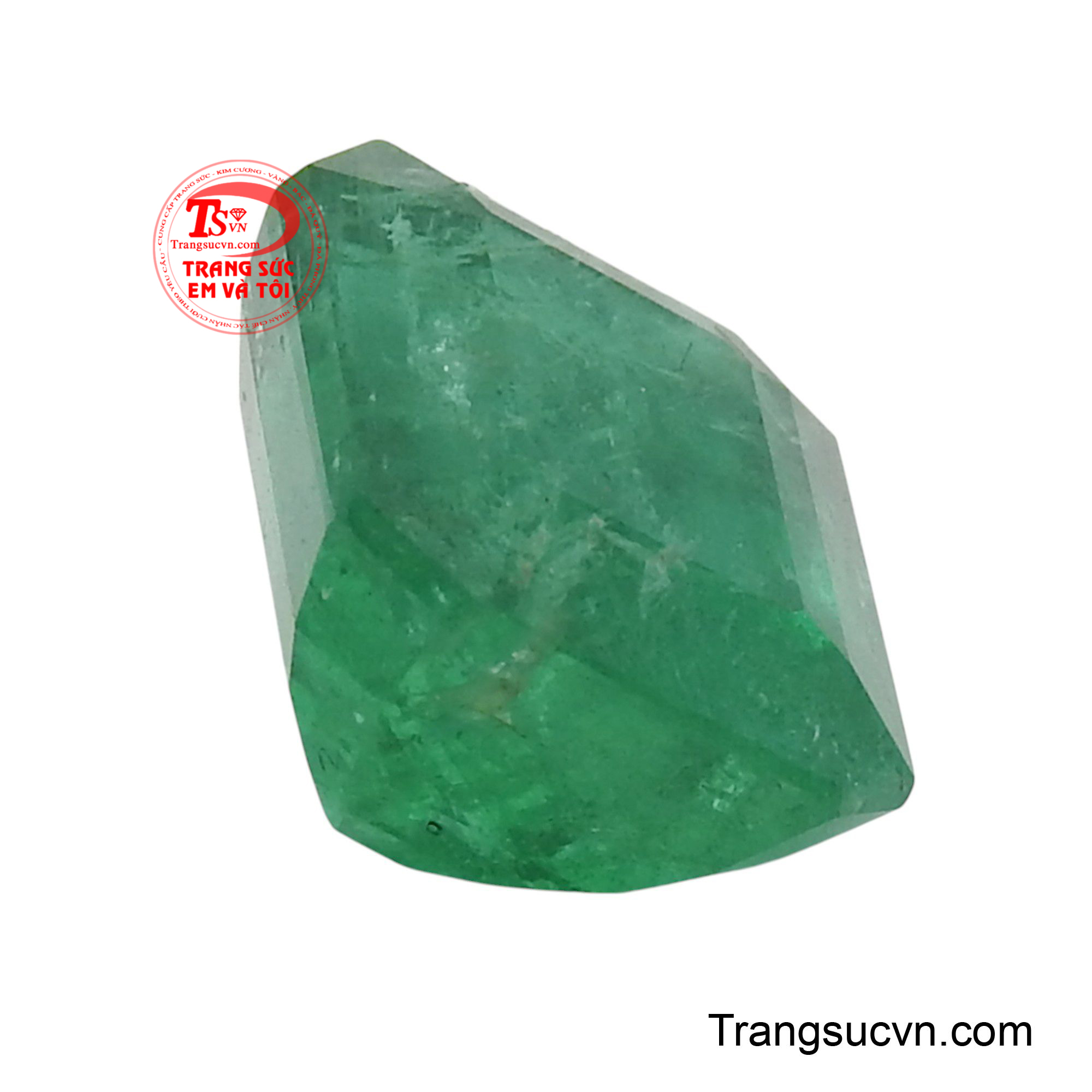 Mỗi góc cạnh của Emerald đều phản chiếu ánh sáng một cách tự nhiên, tạo nên sự lấp lánh cuốn hút mà không cần quá nhiều sự can thiệp từ con người.