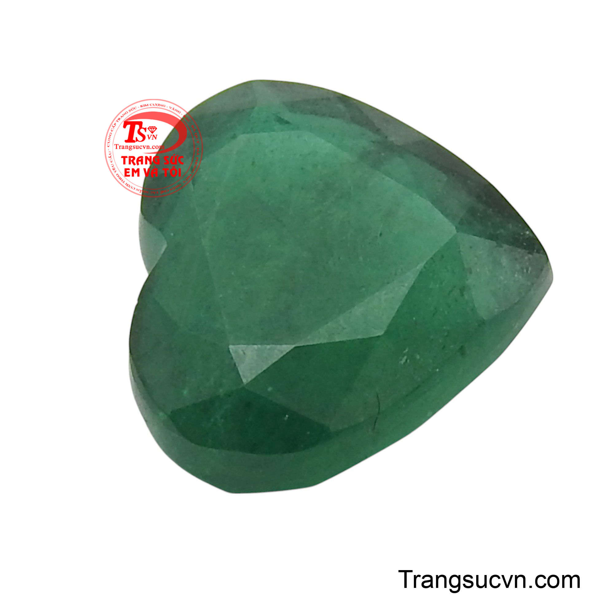 Nó không chỉ là một món trang sức lộng lẫy mà còn là một vật phẩm mang đầy cảm xúc, biểu trưng cho một tình yêu bền chặt và trái tim nồng ấm, luôn lan tỏa sự bình yên và hạnh phúc.