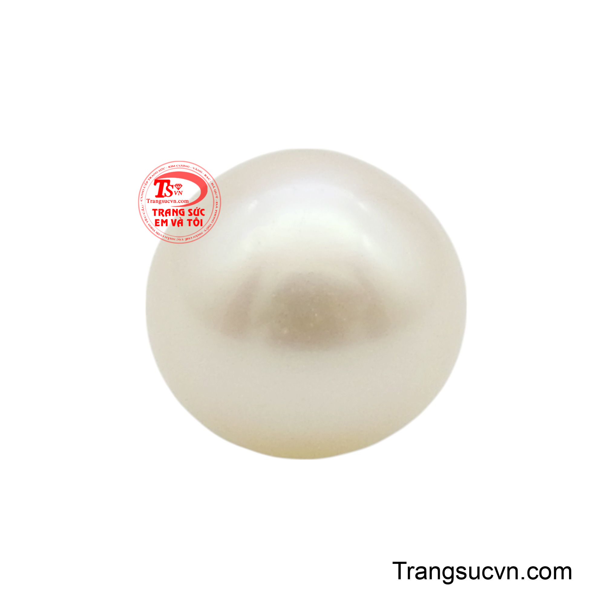 Bề mặt ngọc phản chiếu ánh sáng dịu nhẹ, tạo nên một dải lụa óng ánh, tựa như sương sớm.