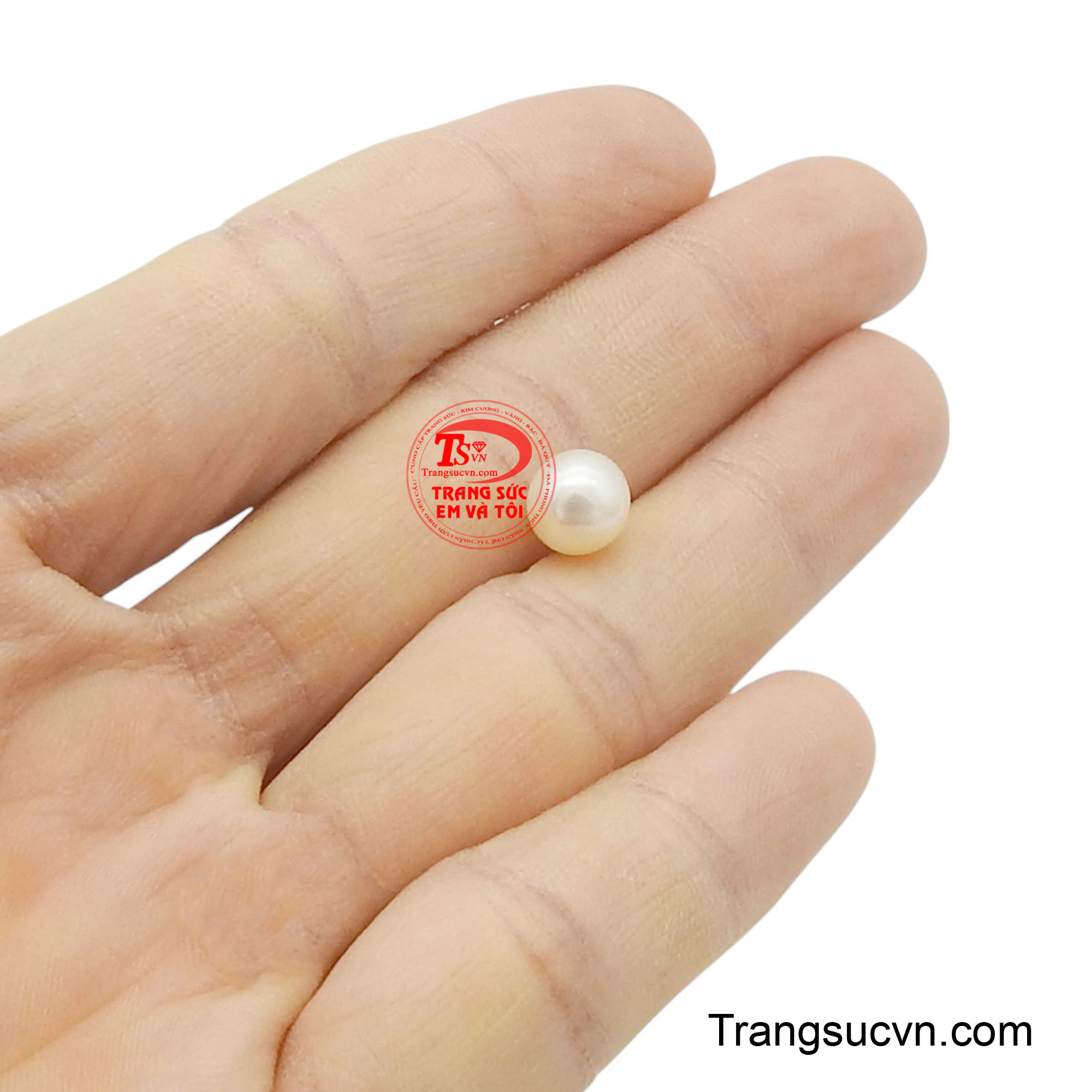 Với kích thước khiêm tốn, viên ngọc này đặc biệt phù hợp để tạo nên những món trang sức thanh lịch, như vòng cổ chuỗi ngọc nhỏ, bông tai nụ hay điểm xuyết trên các thiết kế tinh xảo, thể hiện gu thẩm mỹ tinh tế và duyên dáng.