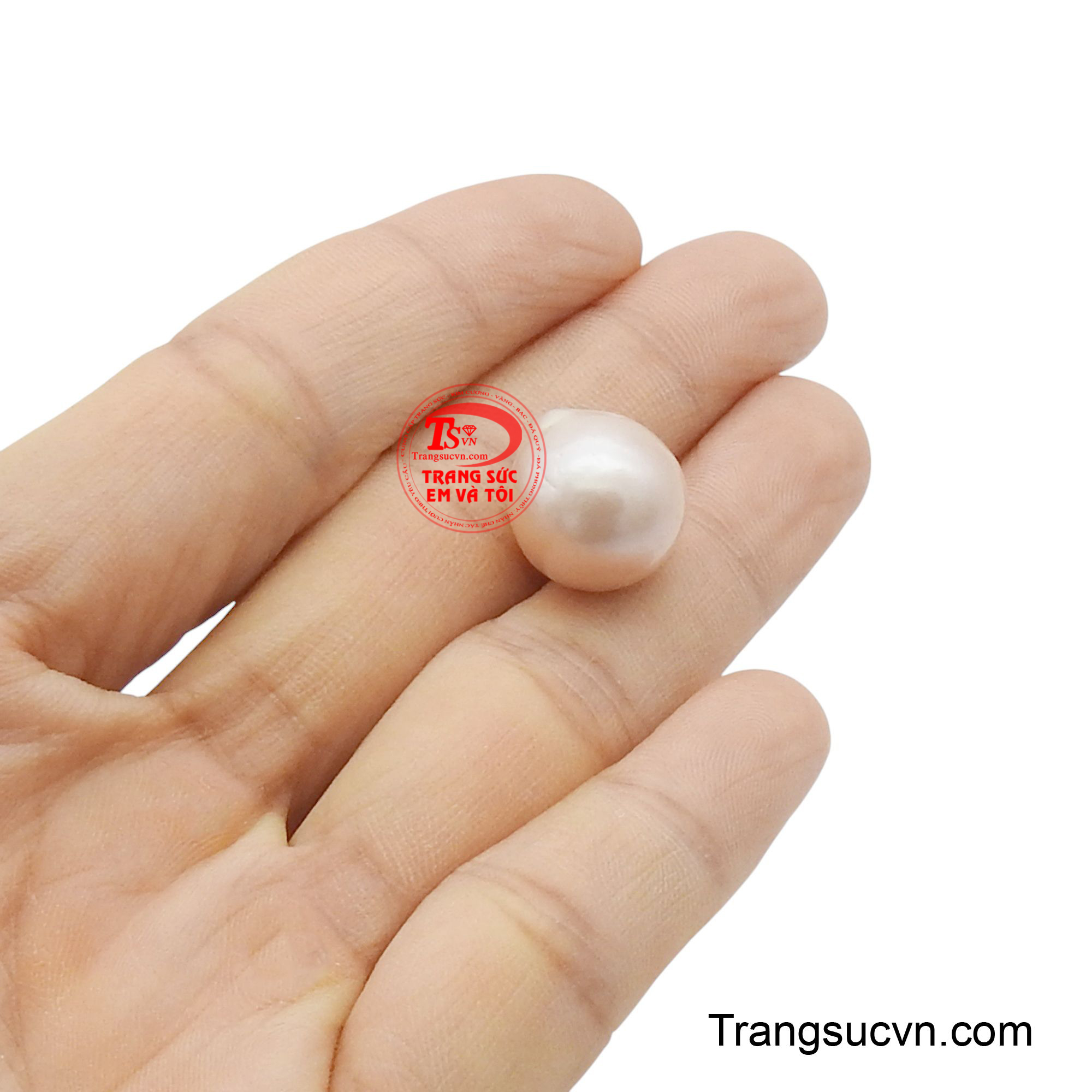 Viên ngọc này là sự lựa chọn lý tưởng để tạo nên những món trang sức mang phong cách tối giản nhưng vẫn toát lên sự sang trọng, tô điểm cho vẻ đẹp tự nhiên của người đeo mà không cần quá cầu kỳ, tạo cảm giác bình yên và thanh thoát.