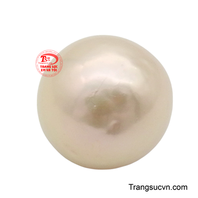 Viên ngọc trai hồng này mang một sắc hồng kem dịu dàng và đầy mê hoặc, tạo nên vẻ đẹp sang trọng nhưng không kém phần mềm mại.