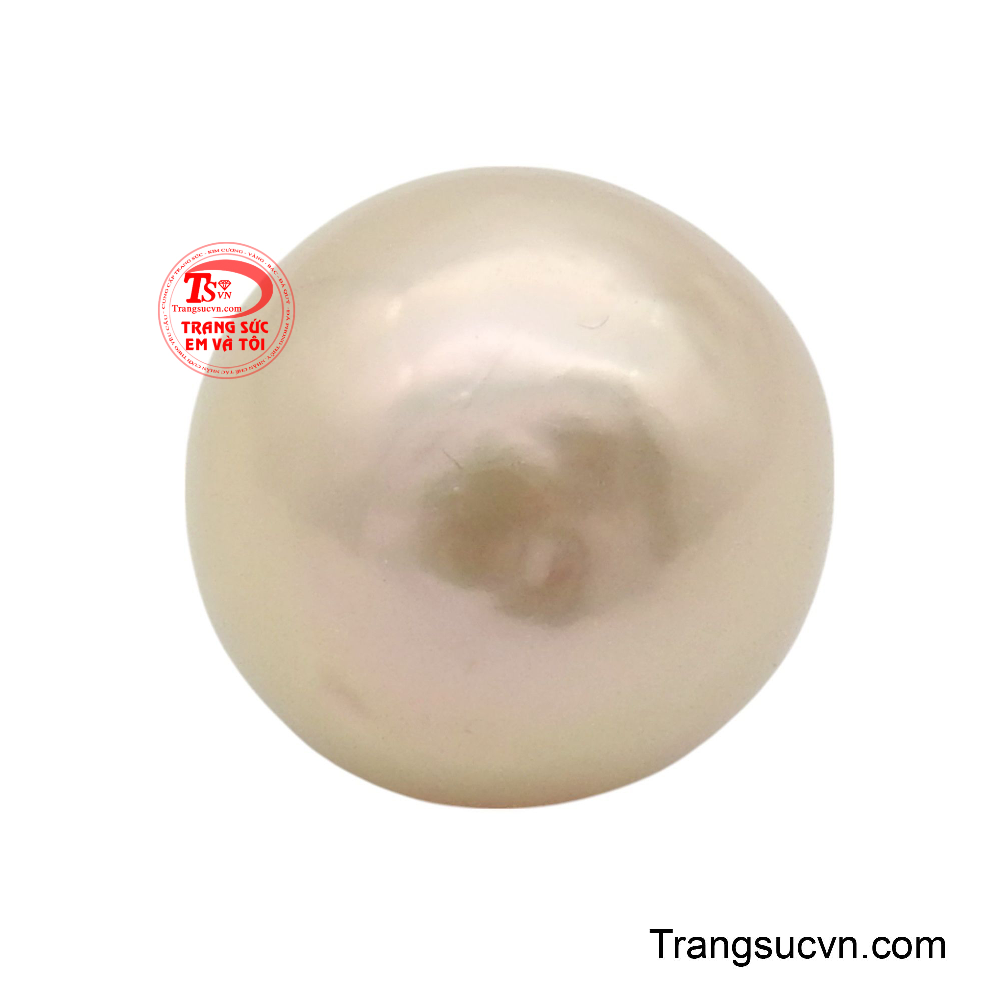 Bề mặt ngọc sáng mịn, phản chiếu ánh sáng một cách uyển chuyển, tạo ra những dải màu óng ánh huyền ảo khi thay đổi góc nhìn.