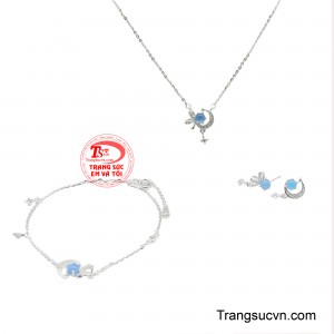 Bộ trang sức bạc đẹp toát lên vẻ đẹp thanh lịch và tinh tế, lấy cảm hứng từ hình ảnh vầng trăng khuyết và những viên đá xanh lam huyền ảo.