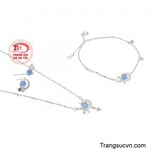 Bộ trang sức bạc gồm dây chuyền, lắc tay và hoa tai được chế tác tỉ mỉ, mỗi món đều có chi tiết hình trăng lưỡi liềm đính đá lấp lánh, tạo nên một tổng thể hài hòa và quyến rũ.